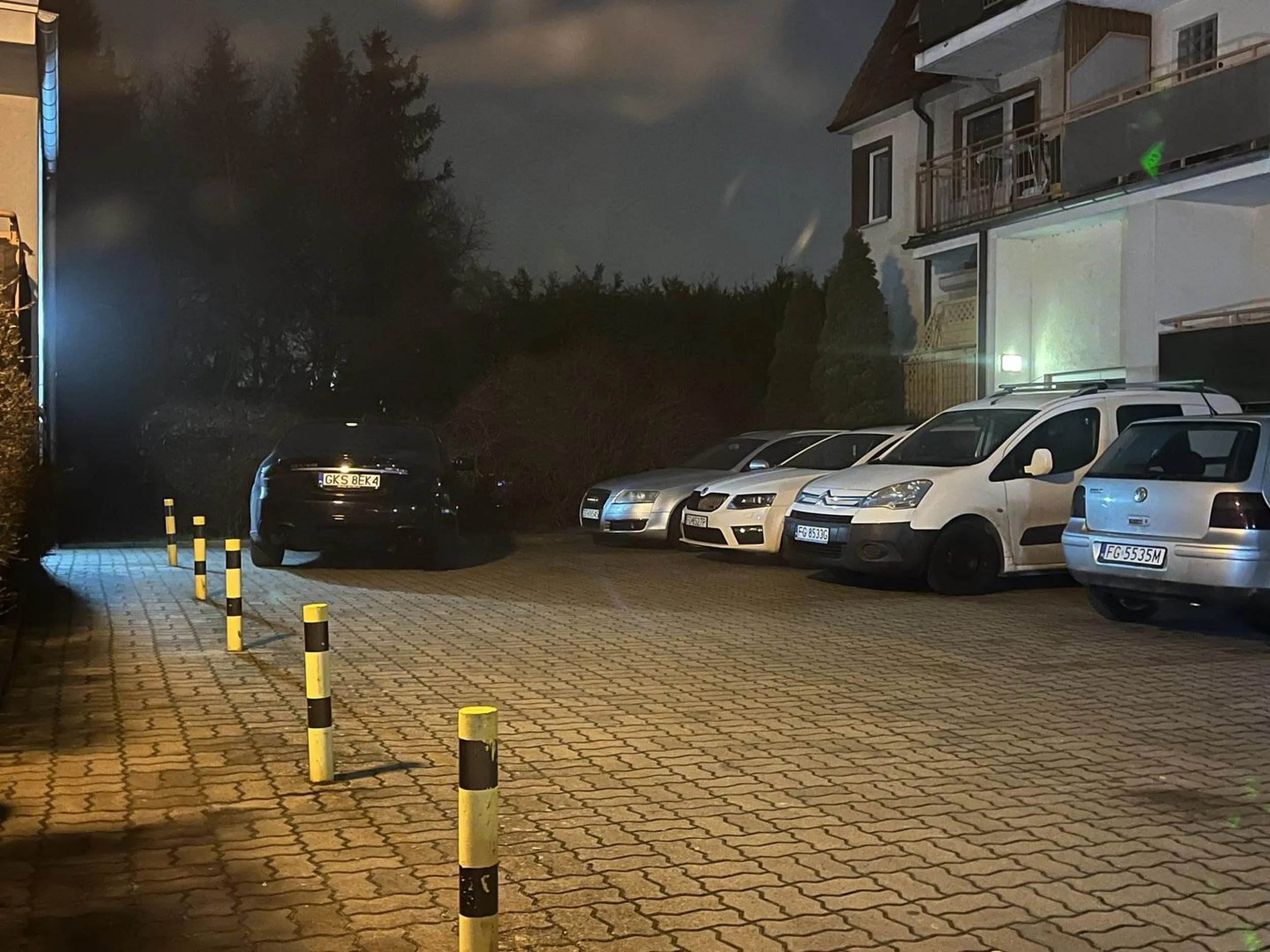 Naucz się parkować i nie blokuj wyjazdu innym samochodom!!!!