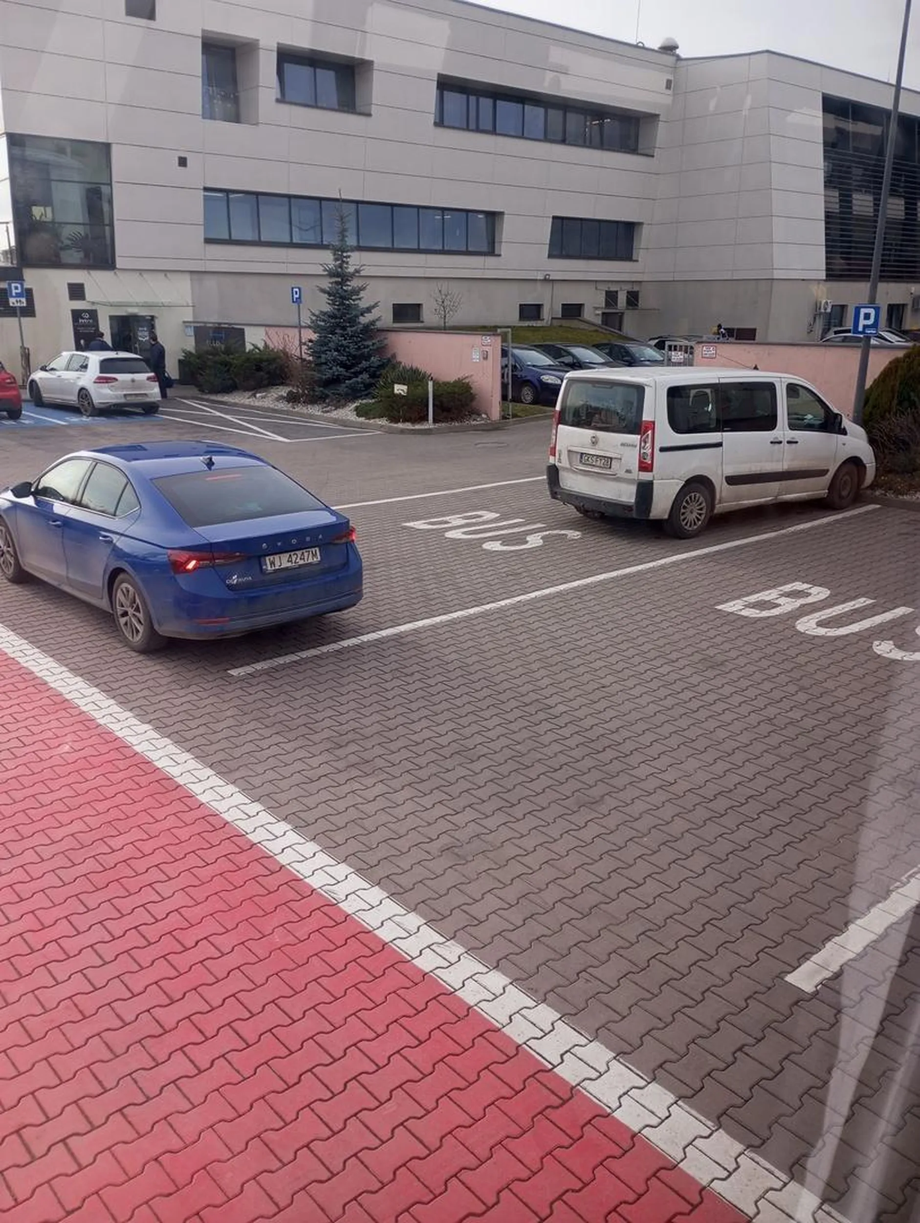 Parkuje na parkingu dla autubusów. Termy Tarnowskie Tarnowo Podgórne