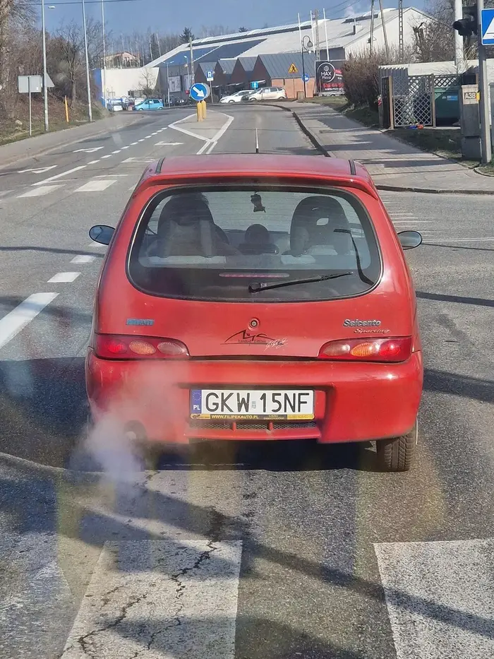 Typiara z PRLu się wyrwała i myśli, że syrenką popierdala. H2O pierdololone a jedyne co ma z wodą wspólnego to wodołowie. Jedzie te 30km/h jakby zaraz zawału miała dostać, wystrzał adrenaliny  od tej zawrotnej prędkości zaburzył jej chyba zmysł wzroku i dostrzeganie znaków