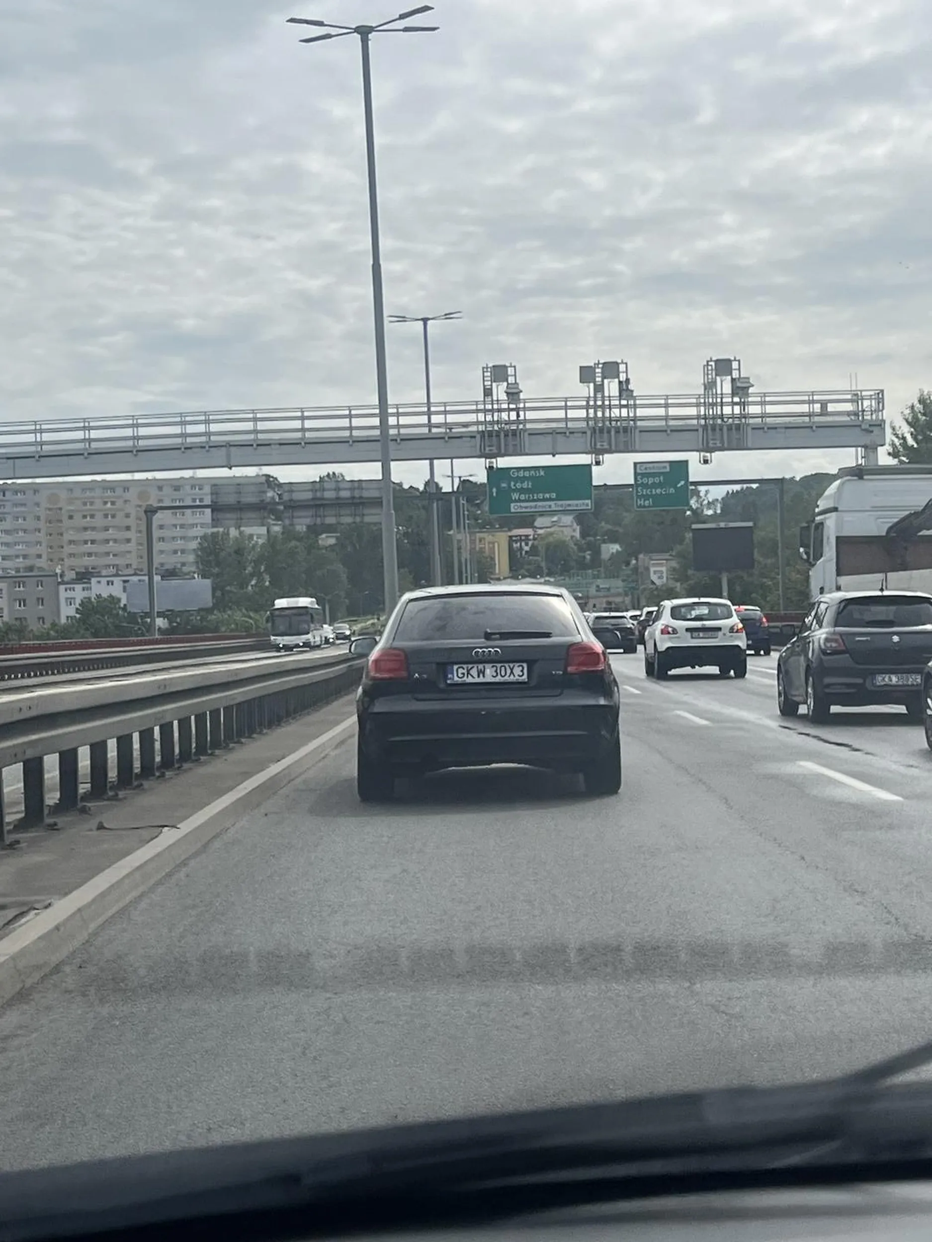 Typowy kierowca Audi nie używa kierunkowskazów wyprzedzał z prawego pasa na lewy, nie patrząc w lusterka wyjechał mi przed samą maskę. Imbecyl