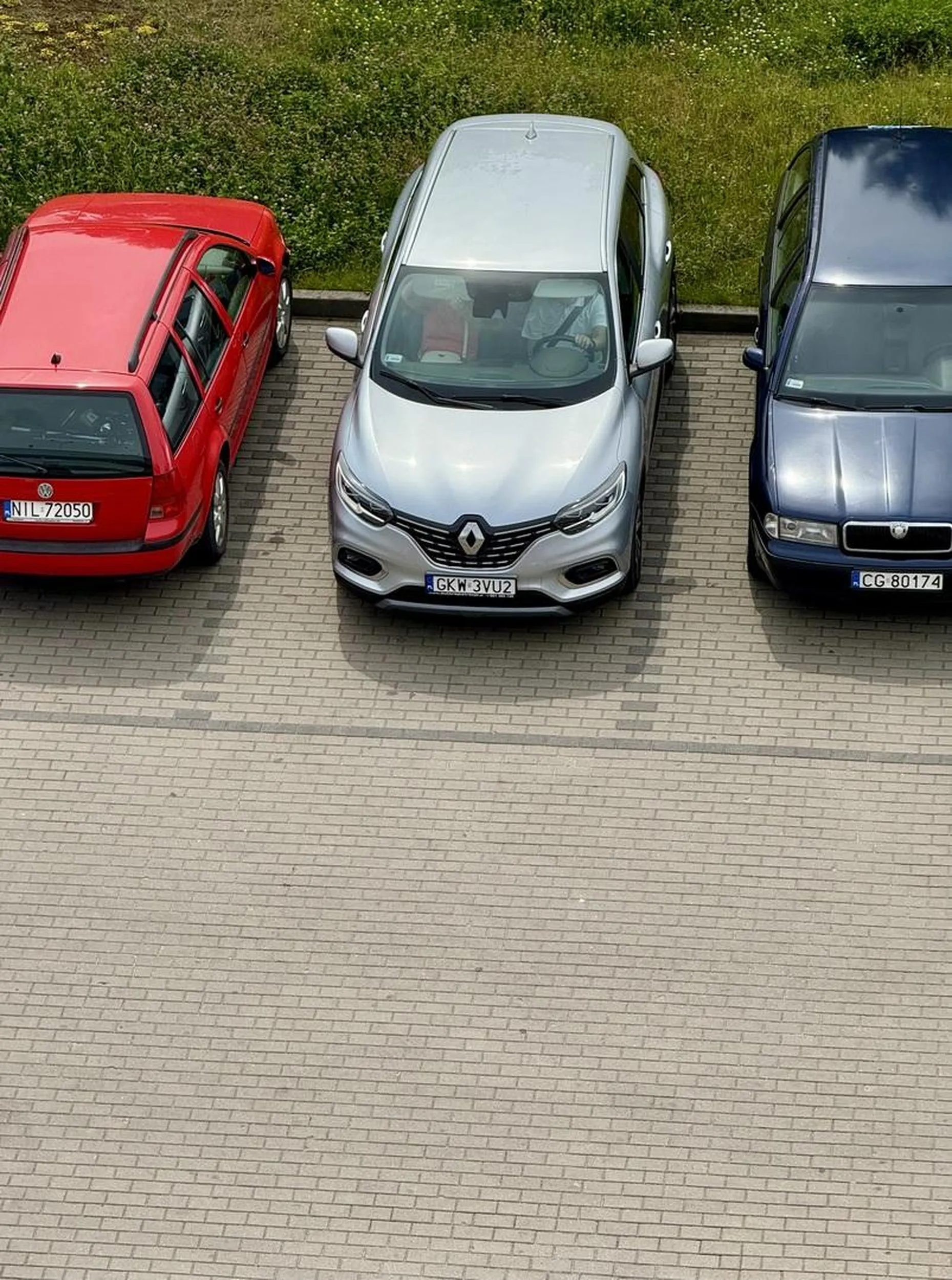 Przyjechał ja bym dał trochę do lewej, ale plus za itak proste zaparkowanie