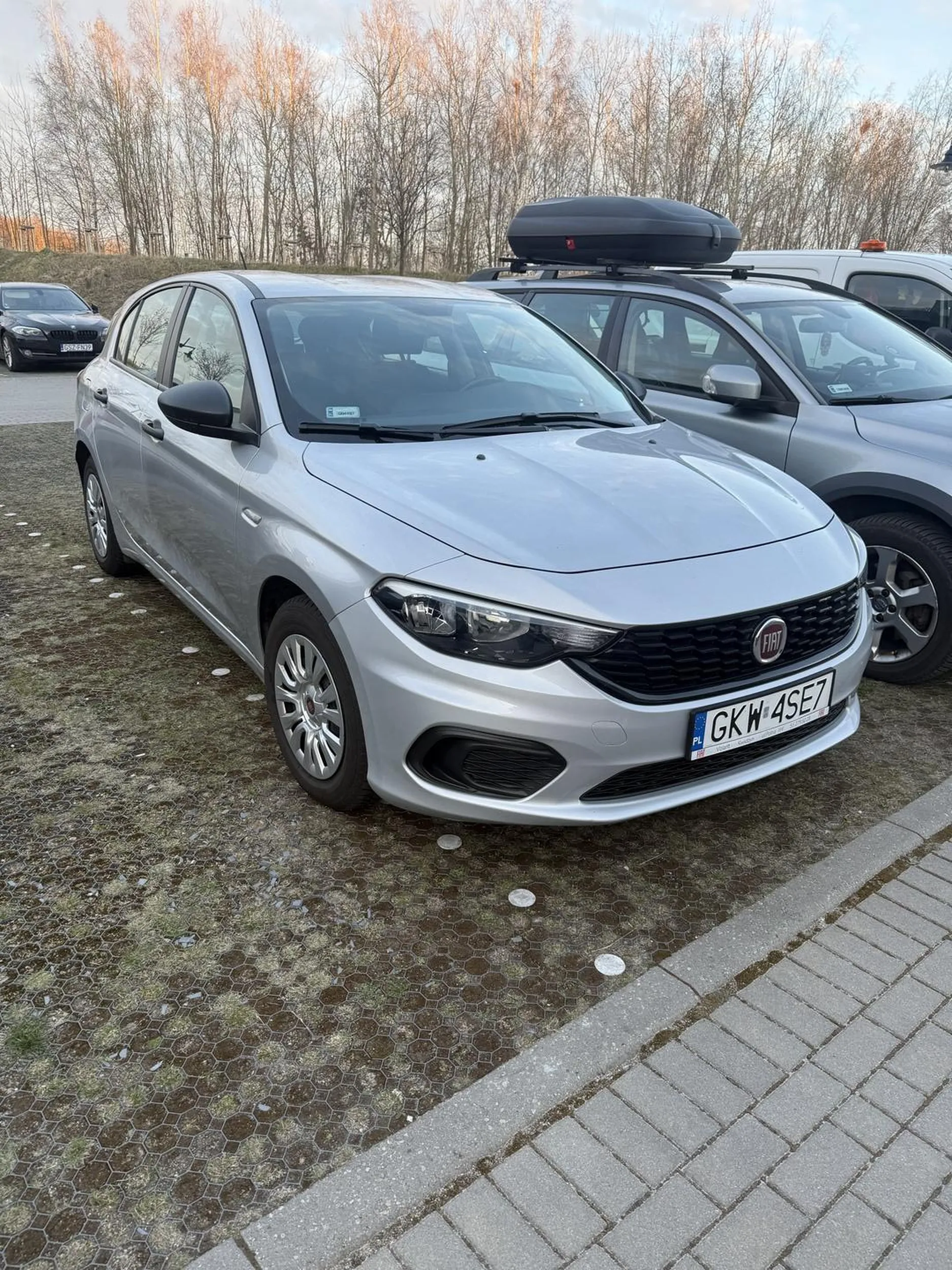 Proszę nauczyć się parkować a nie z jednej strony tyle miejsca a z drugiej parkuje się na drugim miejscu parkingowym gdzie nie da się zaparkować auta a co dopiero z niego wyjść