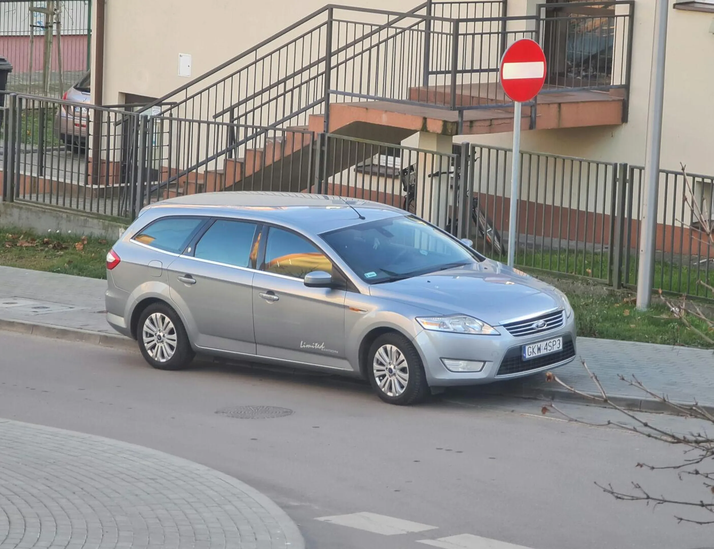 Kolekcja zdjęć przygłupa zwiększa się...