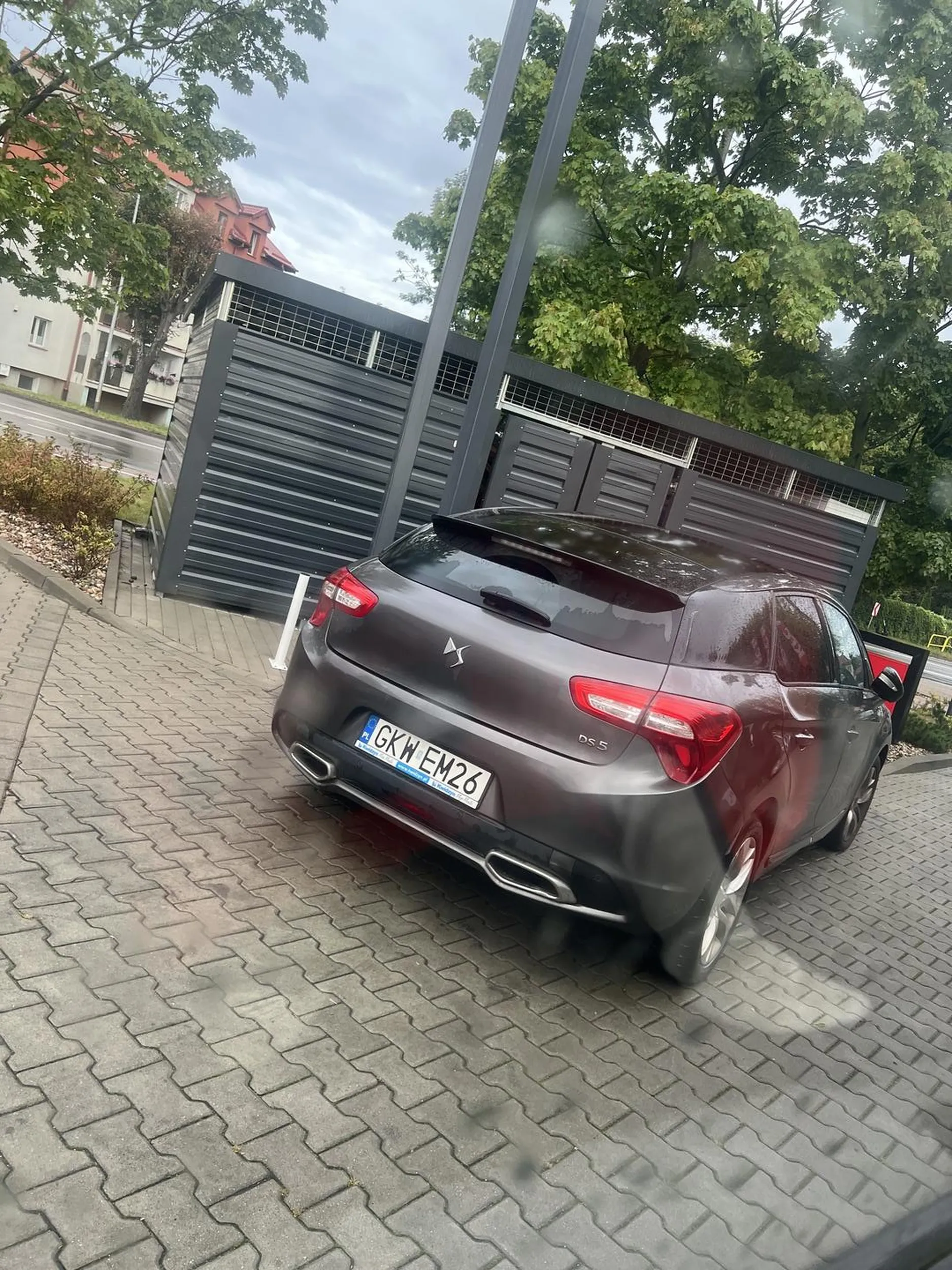 Elegancko zablokowany wjazd i parking KFC w Kwidzyniu