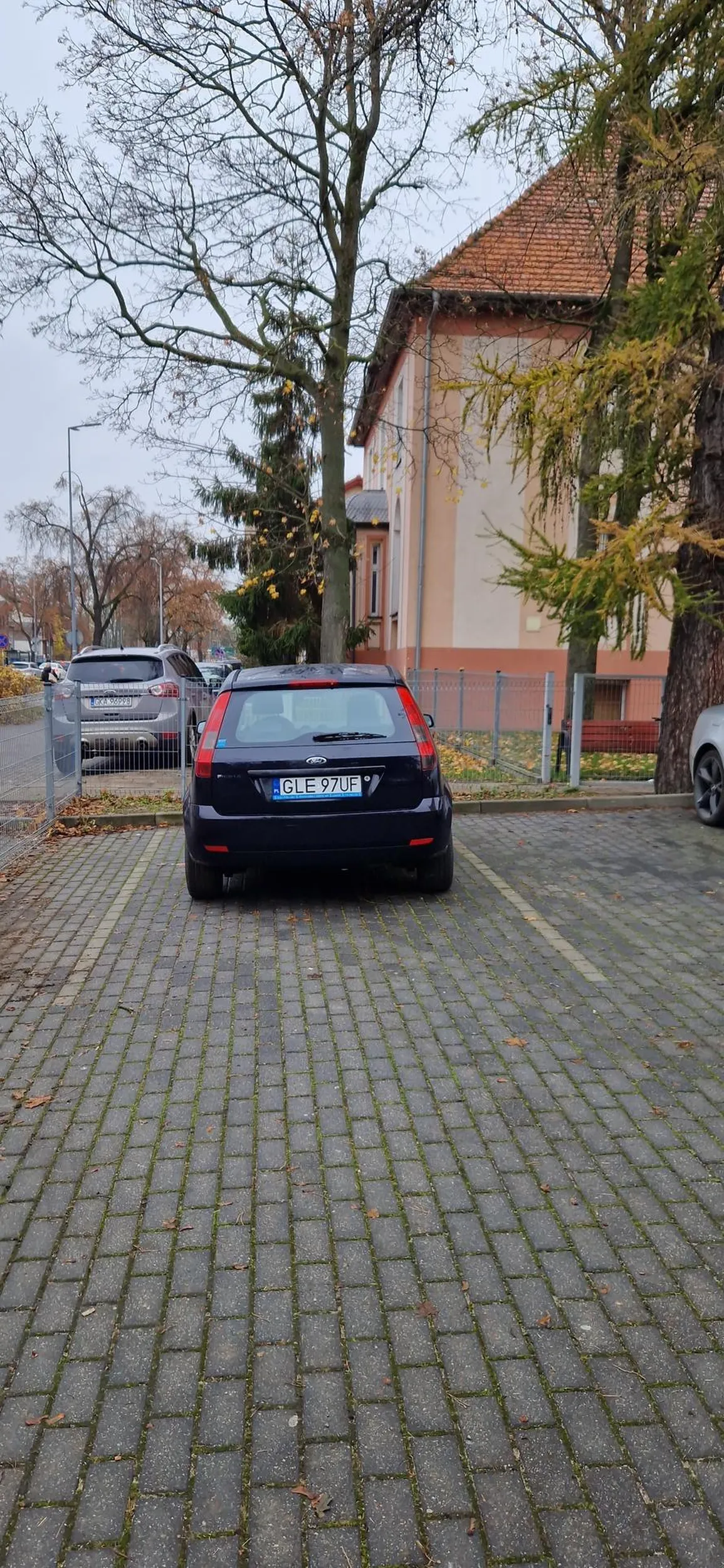 Mistrz parkowania na zatłoczonym parkingu szpitalnym... gratuluję egoizmu