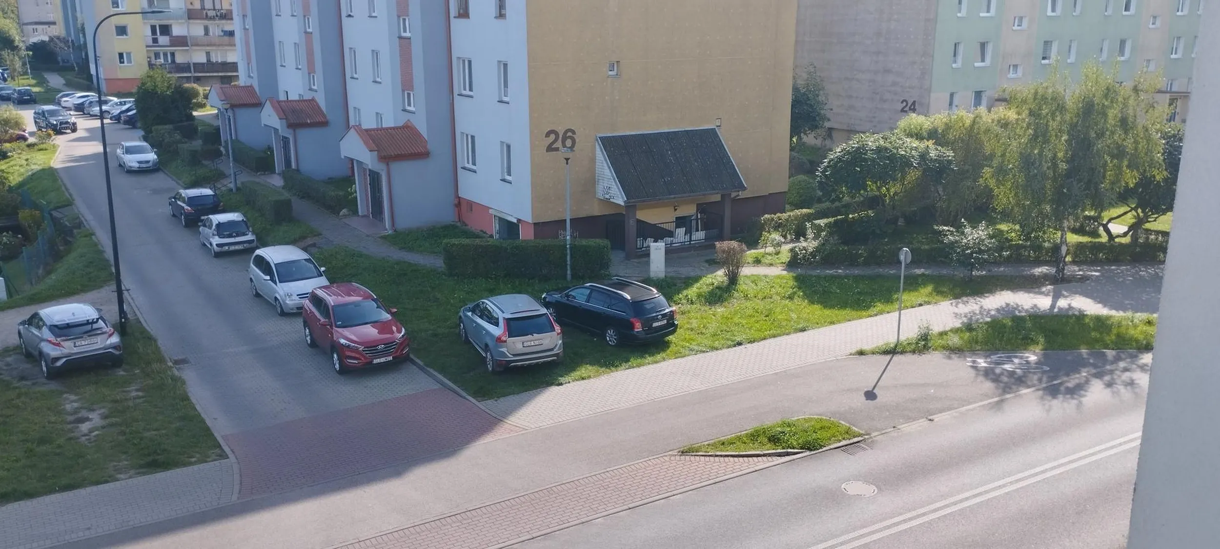 Obok w pytę dużo miejsca na parkingu, ale nie, stanę na trawie.