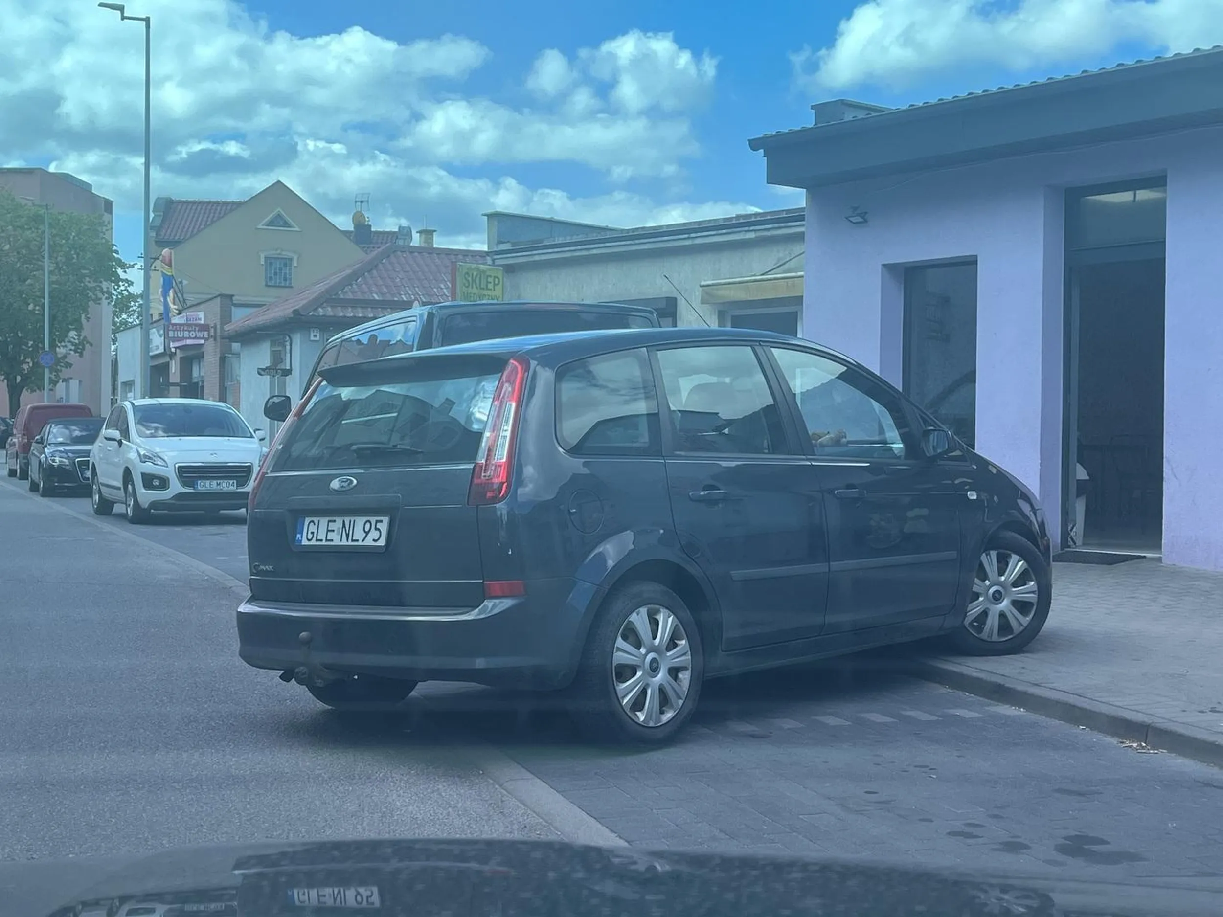 Chłopie naucz się parkować. Z dobre 5mjn kręciłem bo stałeś z 3cm ode mnie jeszcze z tymi skręconymi kołami a do tyłu nie było jak. Druga strona medalu to parking przystosowany jest do stawania równolegle, więc jak nie możesz się zmieścić normlanie to jedź dalej.