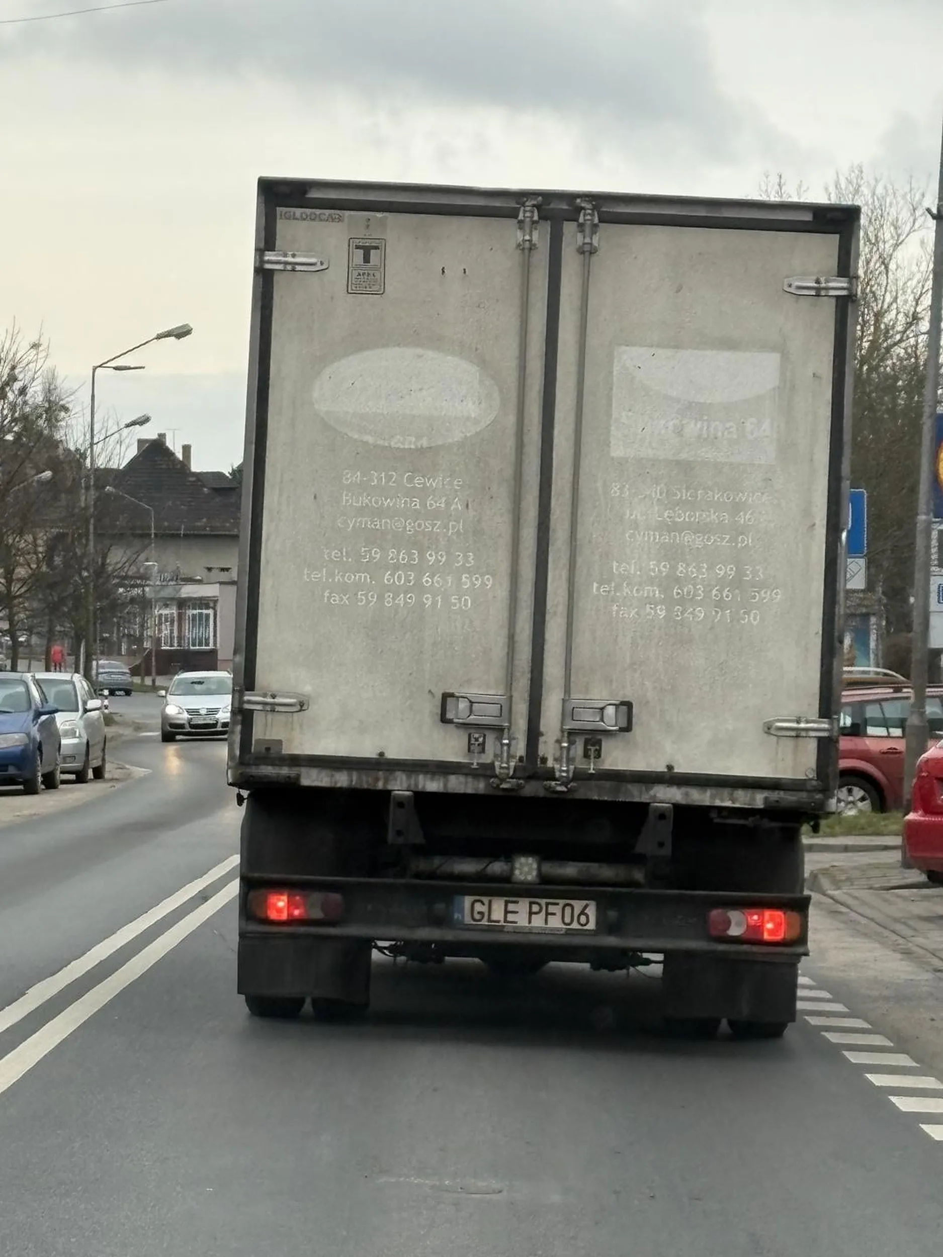 Młody kierowca który nie zna zasad ruchu drogowego na światłach - skręt w lewo.. stwarza ogromne zagrożenie uważajcie na pajaca..