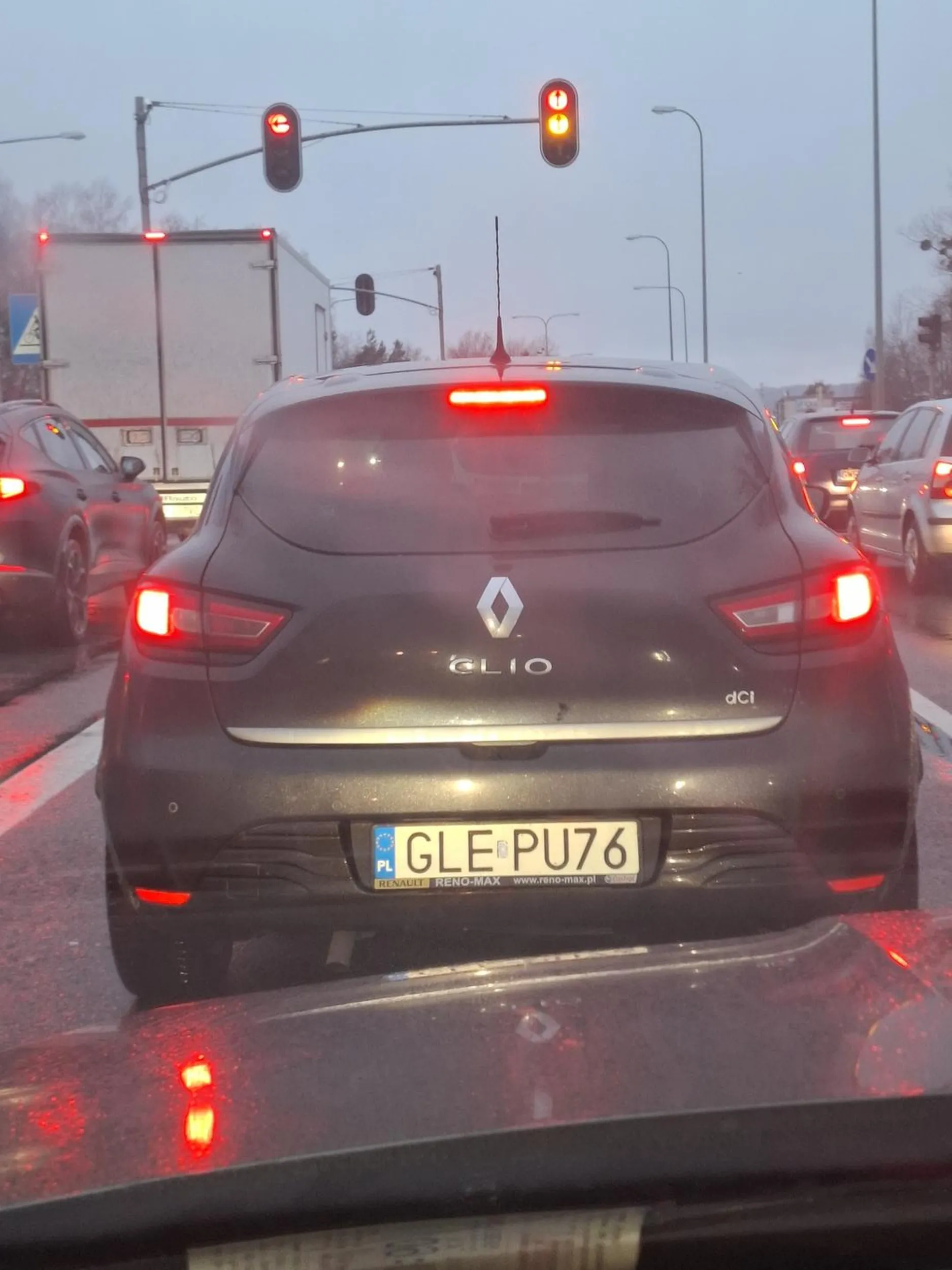 Oglada filmy na telefonie,Blokuje lewy pas ,podpuszcza kierowców i oczywiście kamerka na szybie.