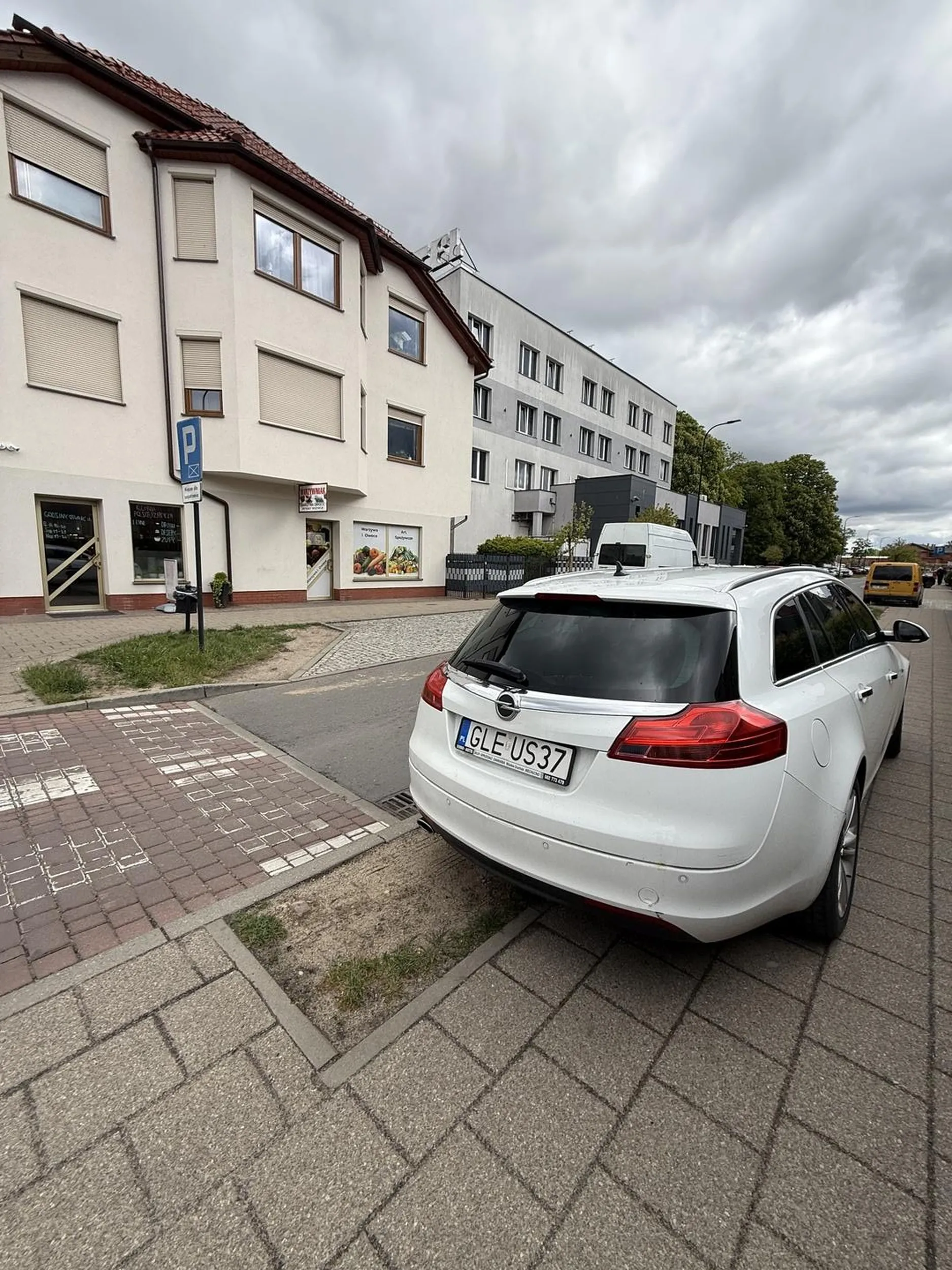 Parkowanie tuż przed skrzyżowaniem i na pasach + parkowanie na chodniku.