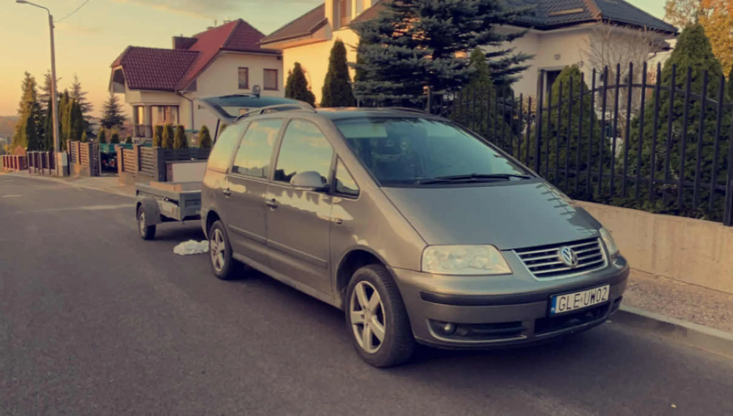 kierowca wyrzuca śmieci na ulicę i jest pod wpływem alkoholu