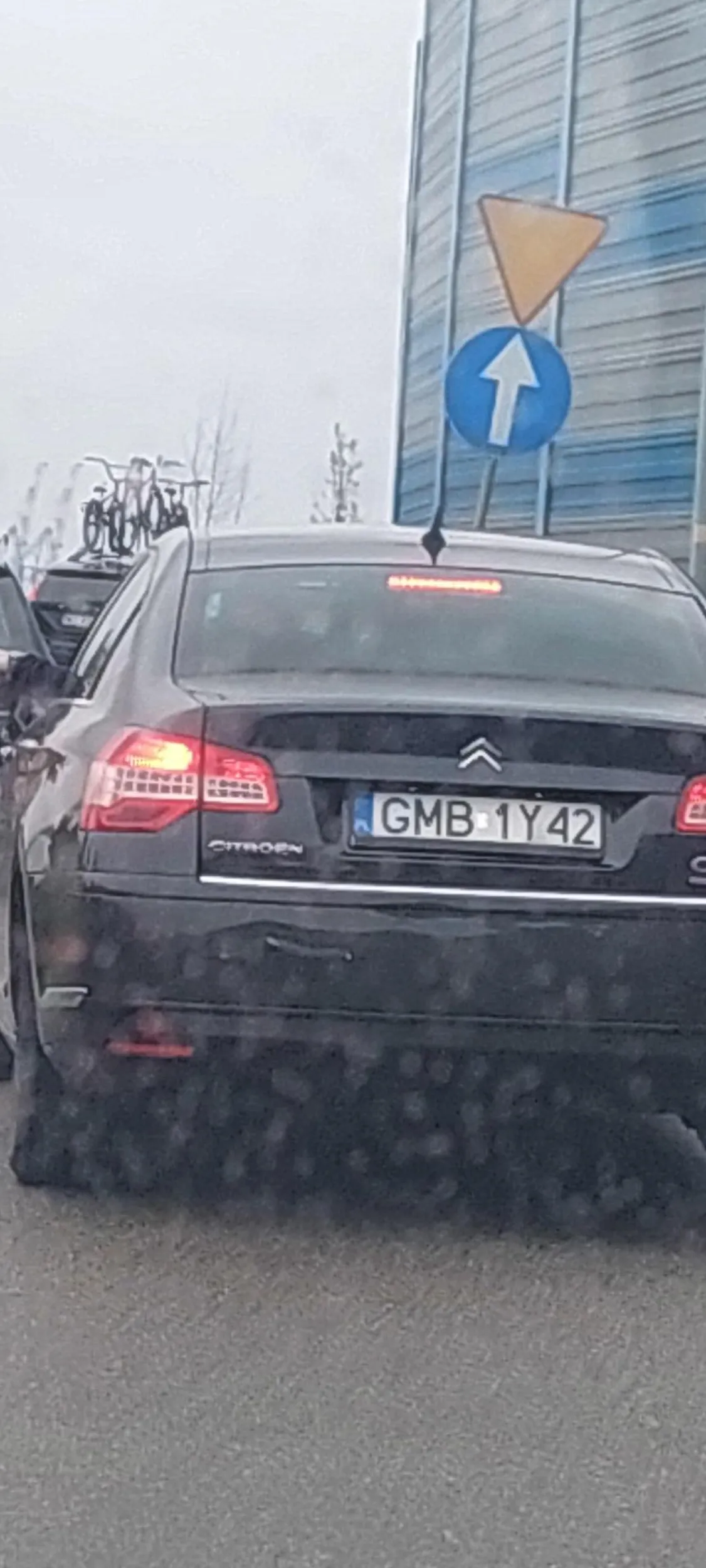 Brudasie niedooalka wsadź sobie w dupę, a nie za okno! Śmieć!