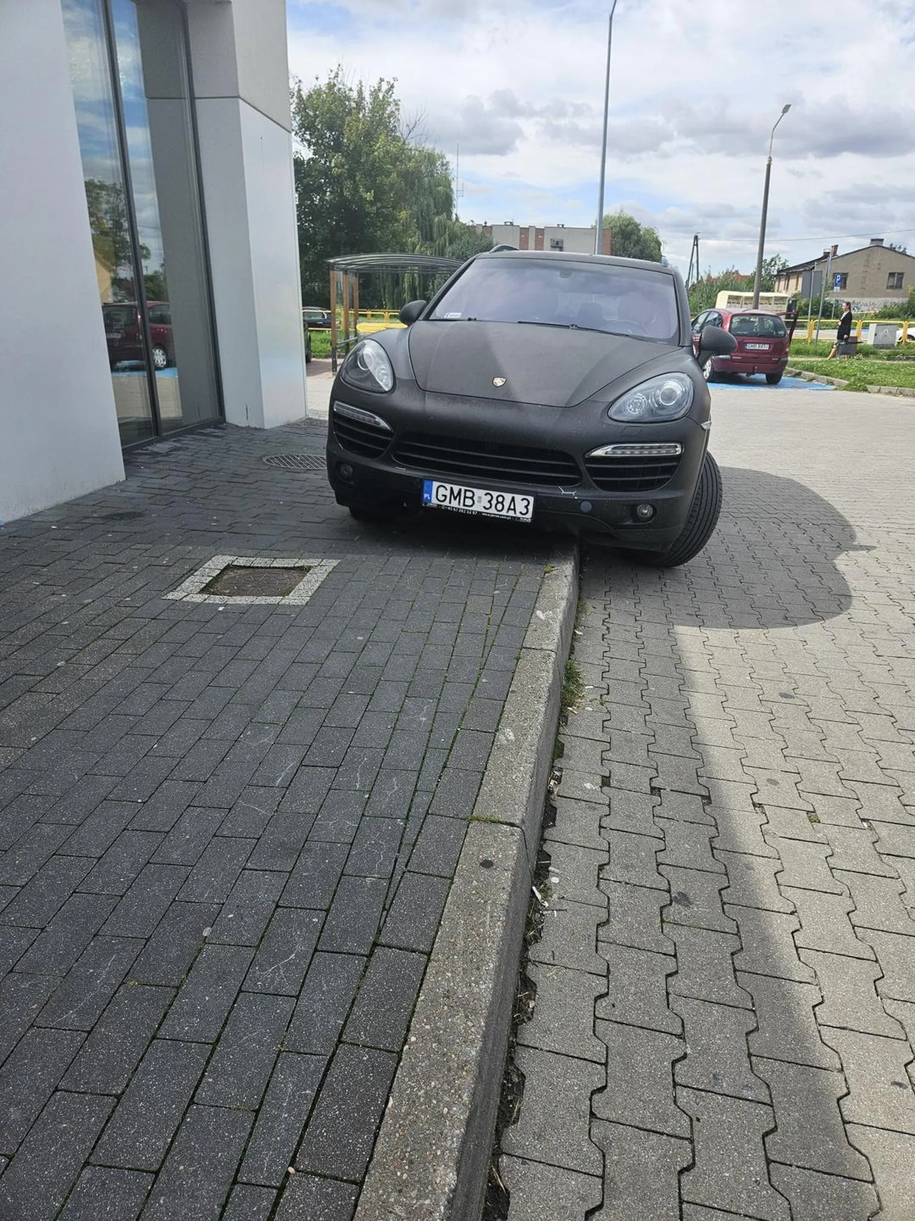Parking jest doslownie obok, bylo pełno miejsc, pani cała zdrowa kasowała zakupy przy kasie wiec przejście tych 3 metrów by nie zaszkodziło.