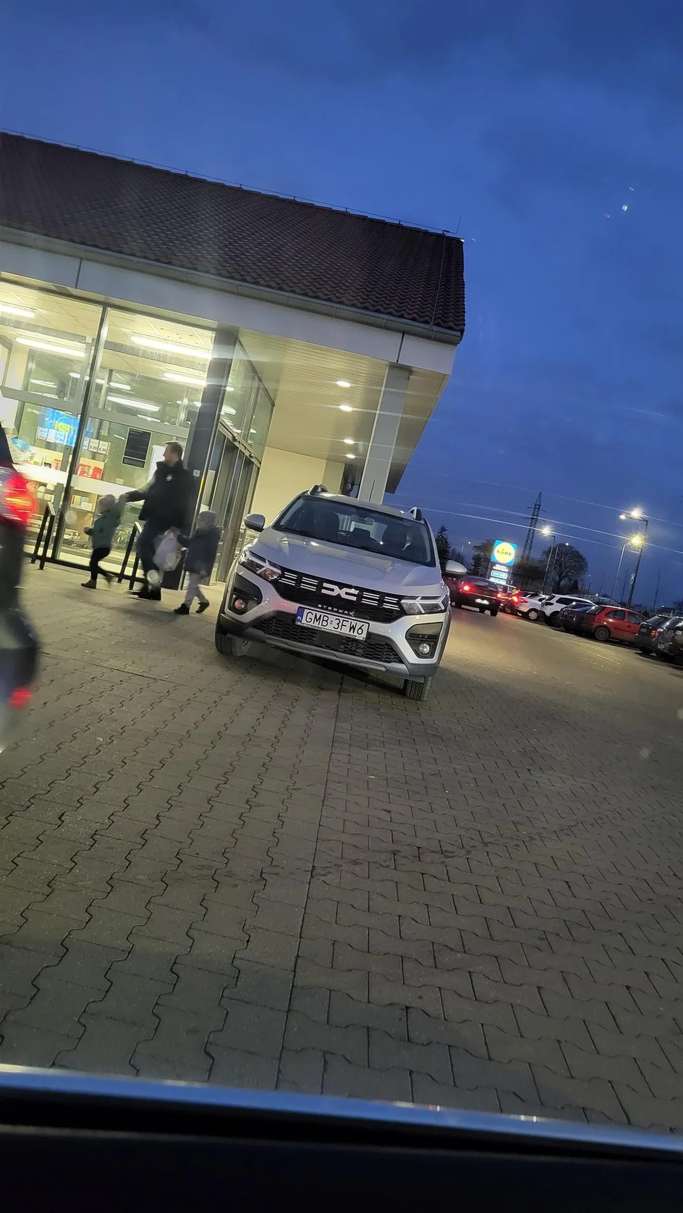 Następnym razem pakuj się czereśniaku od razu pod wejście, nie ma co się bawić w półśrodki