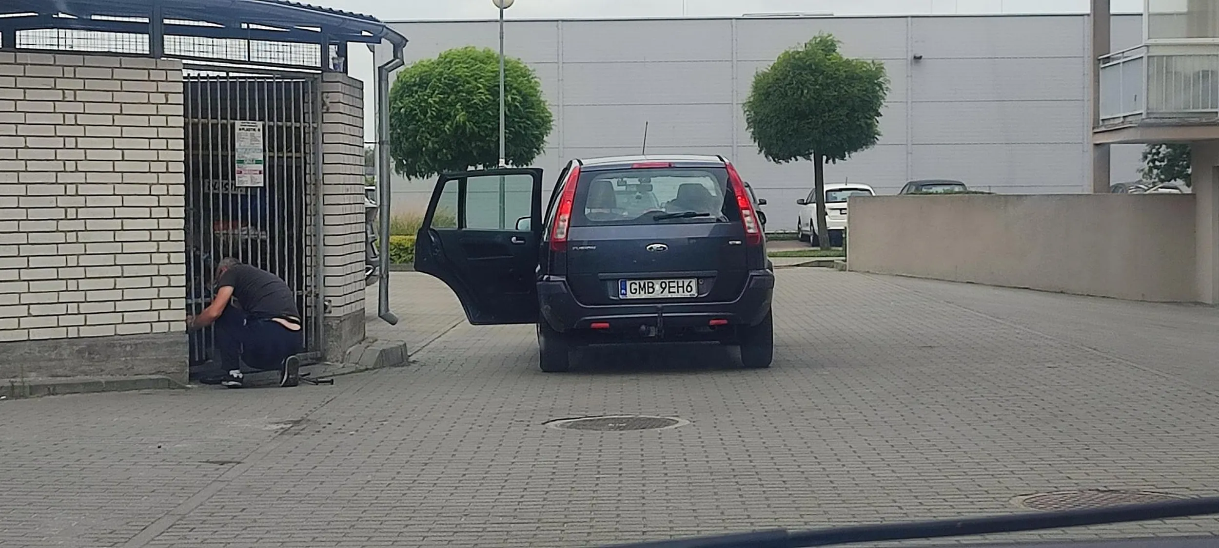 gościu mieszka w domku jednorodzinnym a swoje śmieci rozwozi po śmietnikach osiedlowych