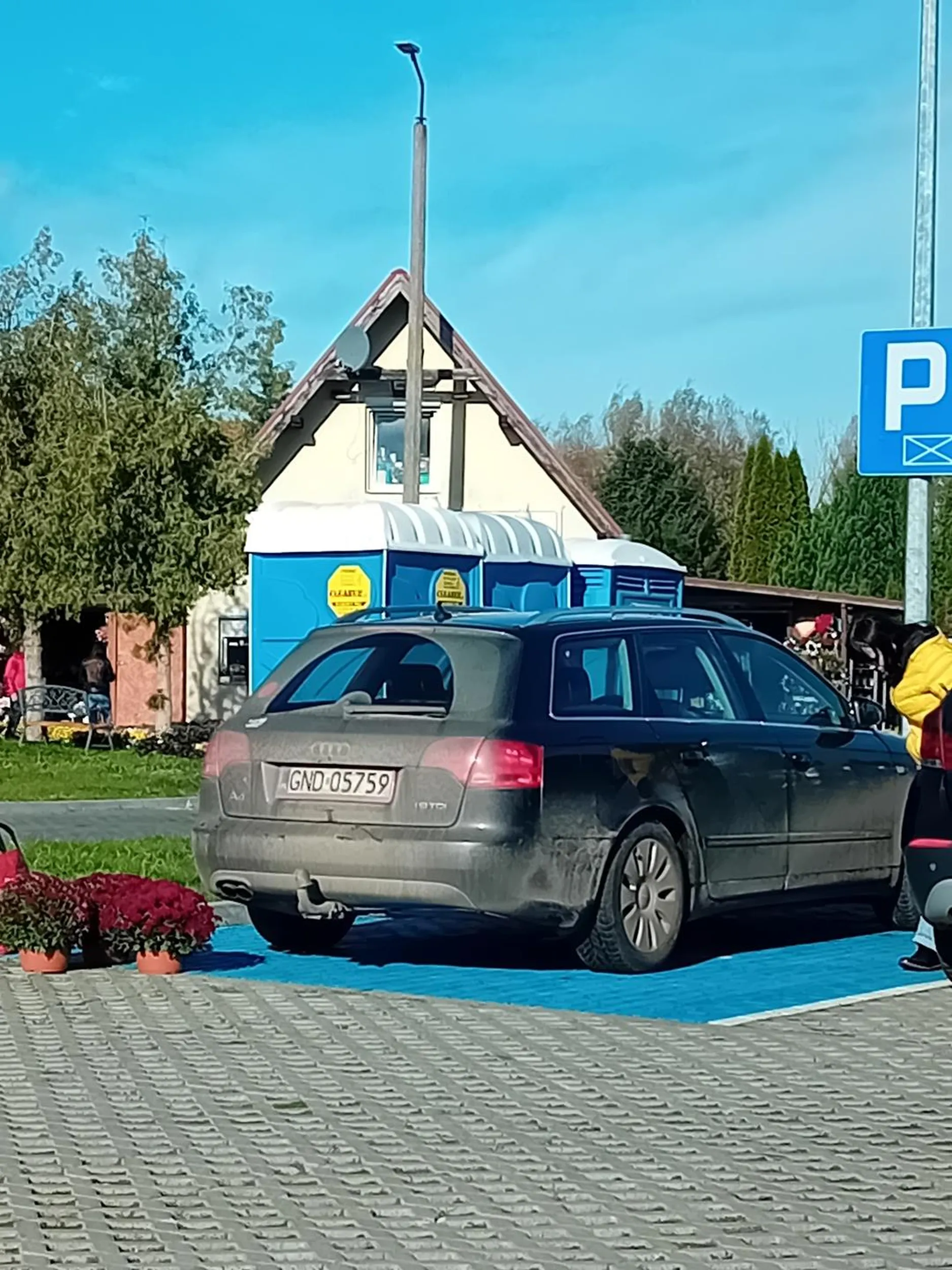 Parkuje na miejscu dla niepełnosprawnych. Obok wiele wolnych miejsc.