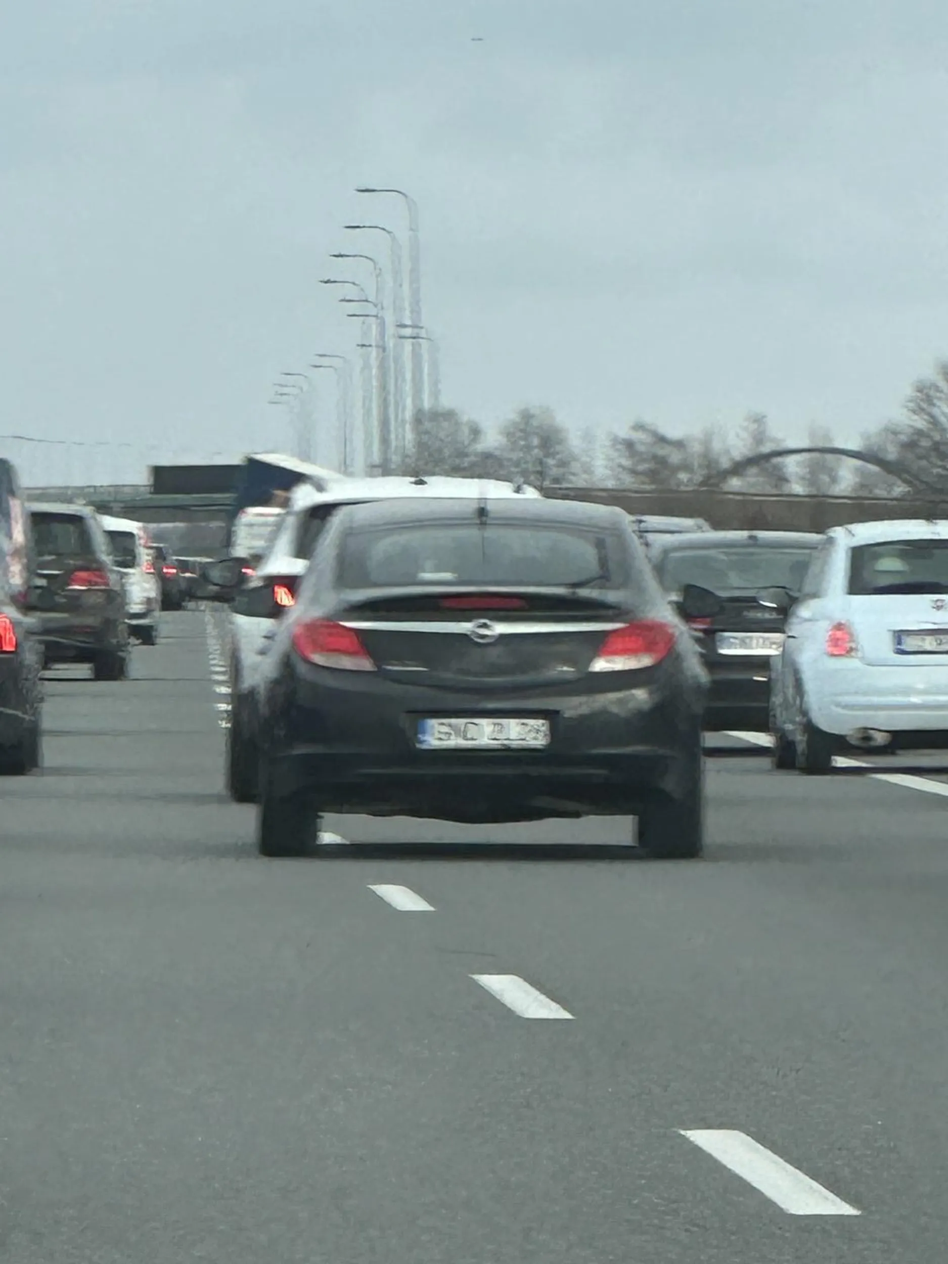 Jeździ korytarzem życia, cofa w korytarzu