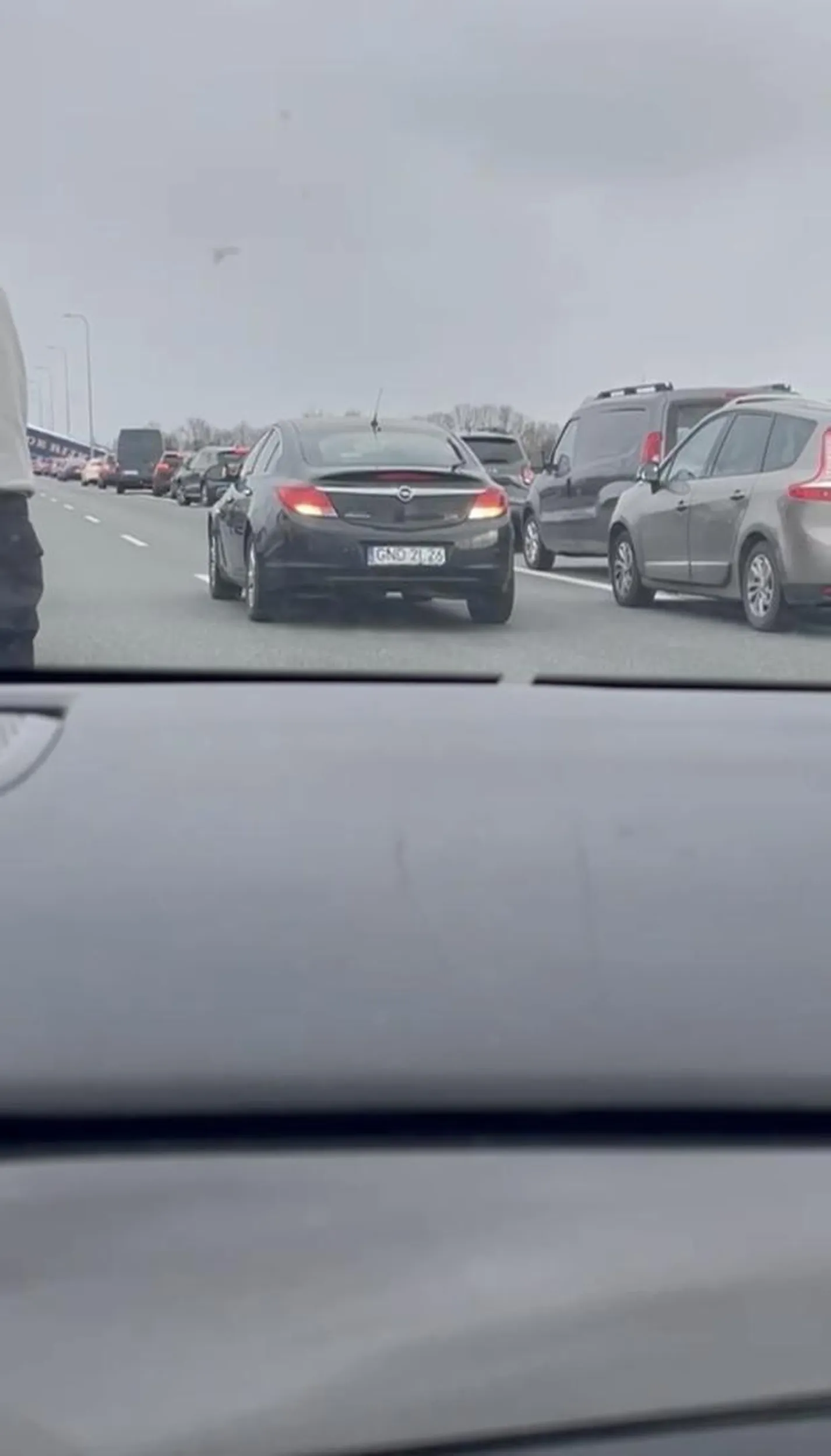 Jeździ korytarzem życia, cofa w korytarzu