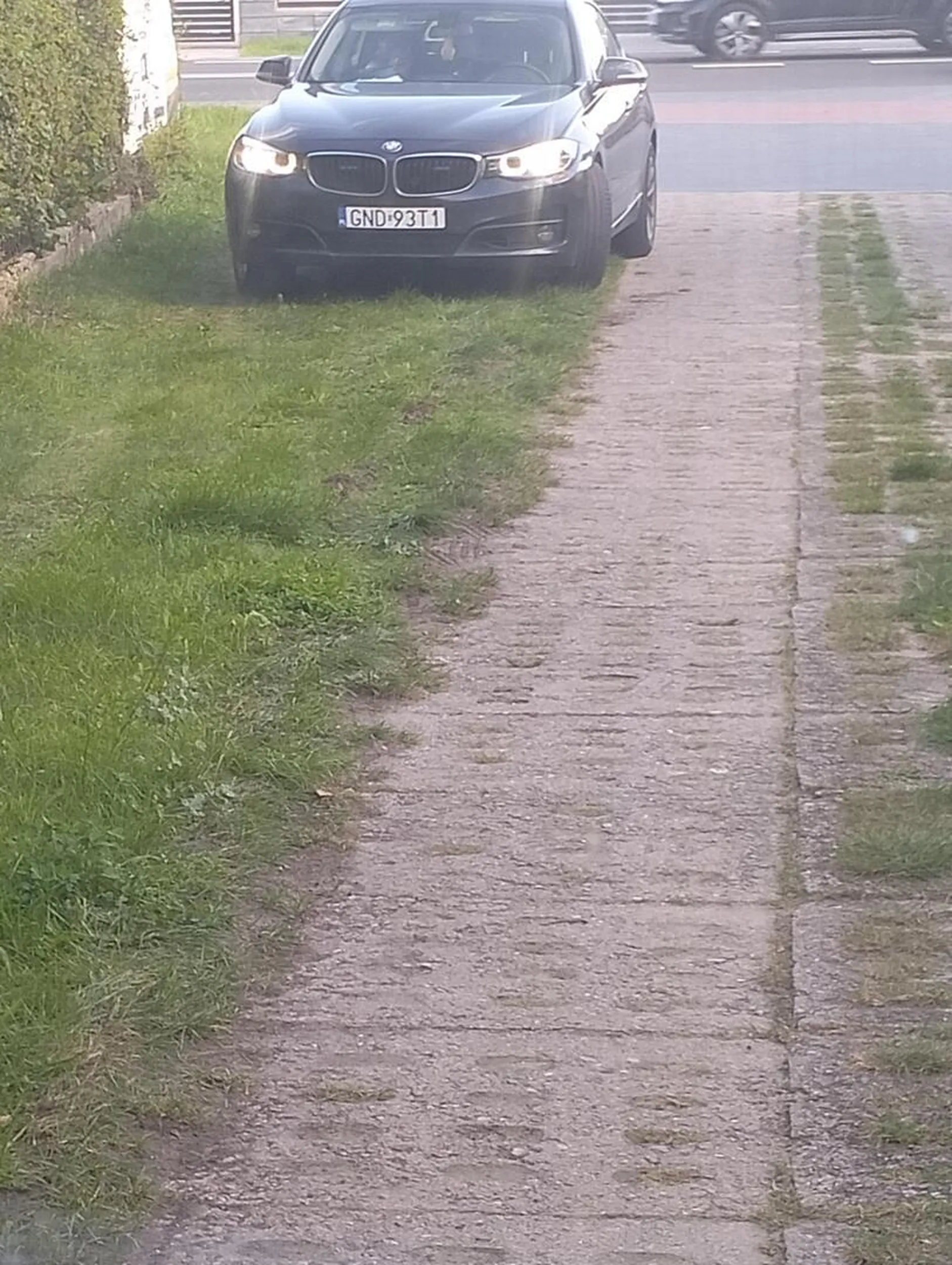 Nieoznakowane BMW po zmianie numerów rejestracyjnych z GND 1U73 NA GND 93T1. Szanujemy swoje pieniądze, płacimy podatki a nie mandaty. Pozdrawiam