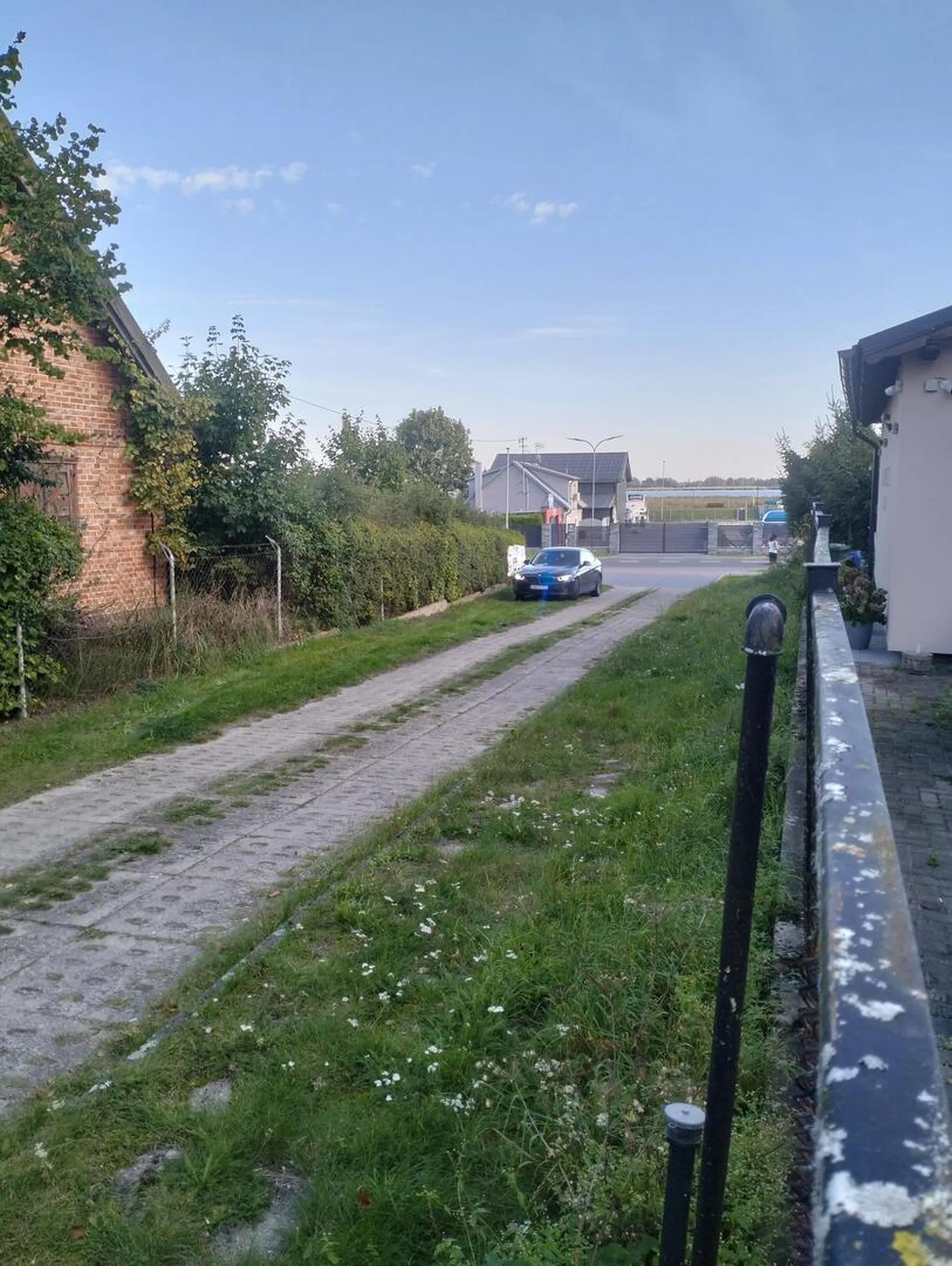 Nieoznakowane BMW po zmianie numerów rejestracyjnych z GND 1U73 NA GND 93T1. Szanujemy swoje pieniądze, płacimy podatki a nie mandaty. Pozdrawiam