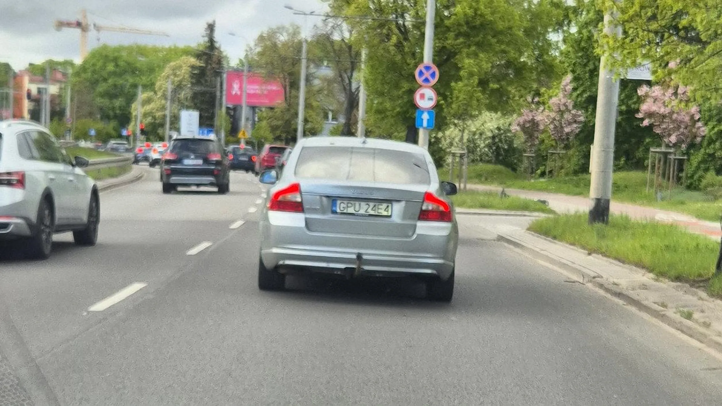 Sebix w czarnej czapcze z daszkiem jedzie środkiem zajmując dwa pasy na raz. Następnie próbuje zmienić pas wciskając się nie włączając  kierunkowskazu. Orientując się, ze go nie wpuszczę włącza kierunkowskaz i dalej się wciska tamując ruch i wymuszając pierwszeństwo nie omal prowadzać do kolizji!