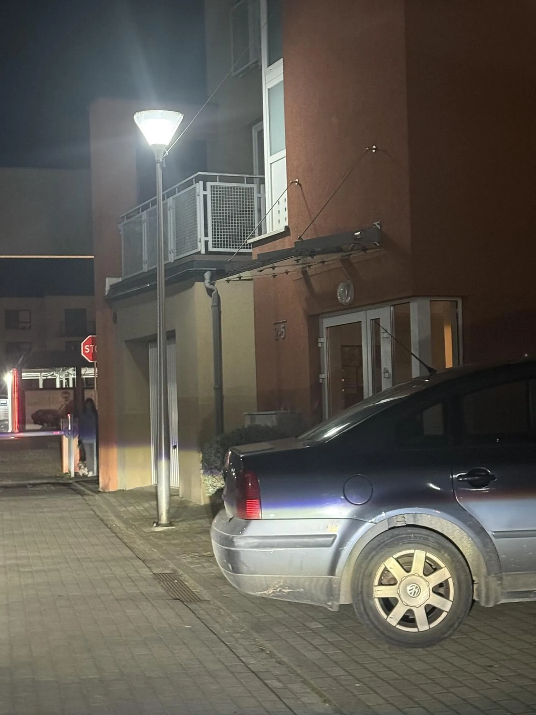 Czy w tym świecie istnieje coś takiego jak parking ,że trzeba zastawiać garaże , utrudniać ludziom wyjazd , a tym samym uniemożliwić przejście dla pieszych , Ponieważ nie chce się iść na parking który znajduje  się parę metrów dalej !