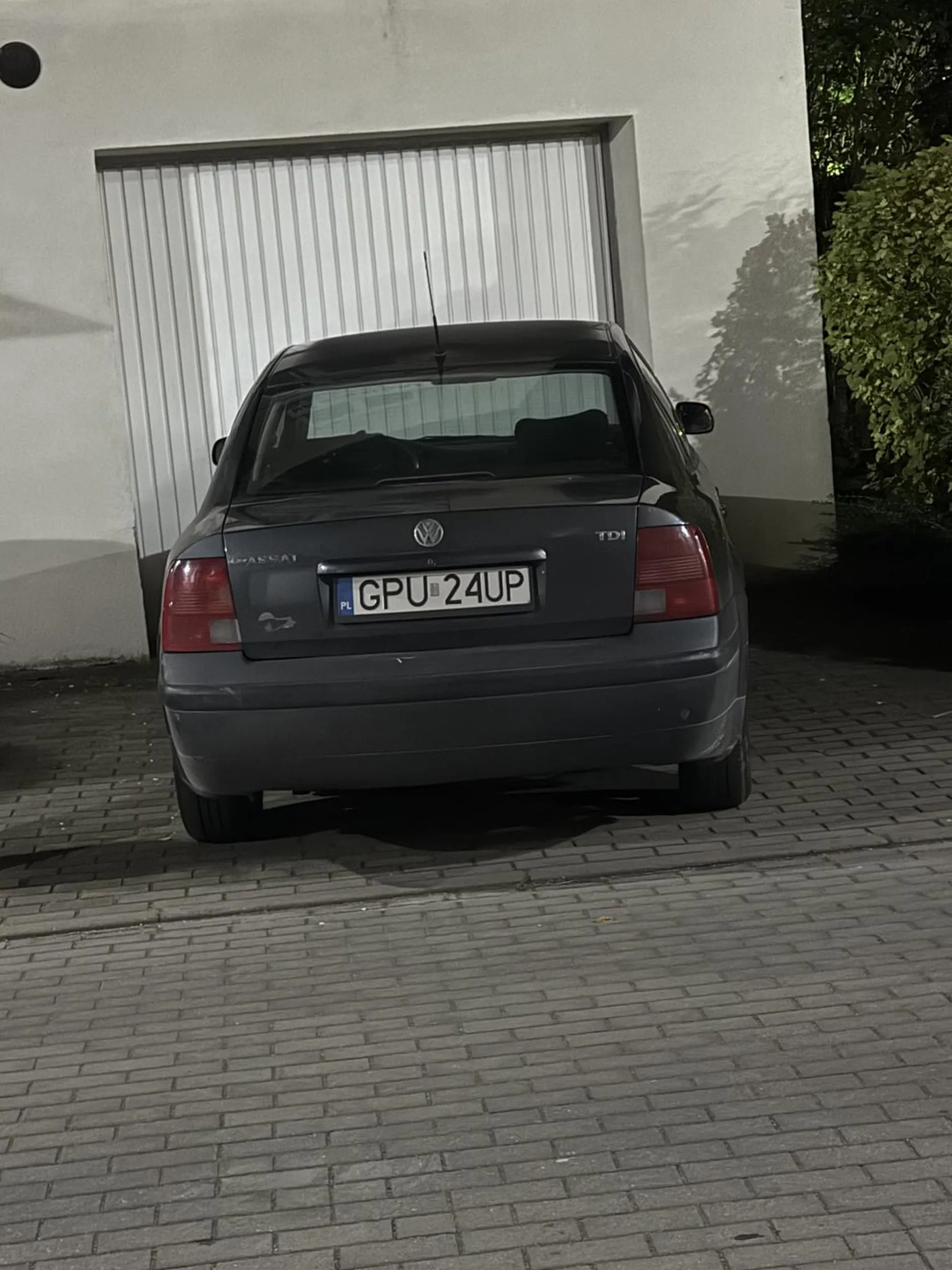 Czy w tym świecie istnieje coś takiego jak parking ,że trzeba zastawiać garaże , utrudniać ludziom wyjazd , a tym samym uniemożliwić przejście dla pieszych , Ponieważ nie chce się iść na parking który znajduje  się parę metrów dalej !