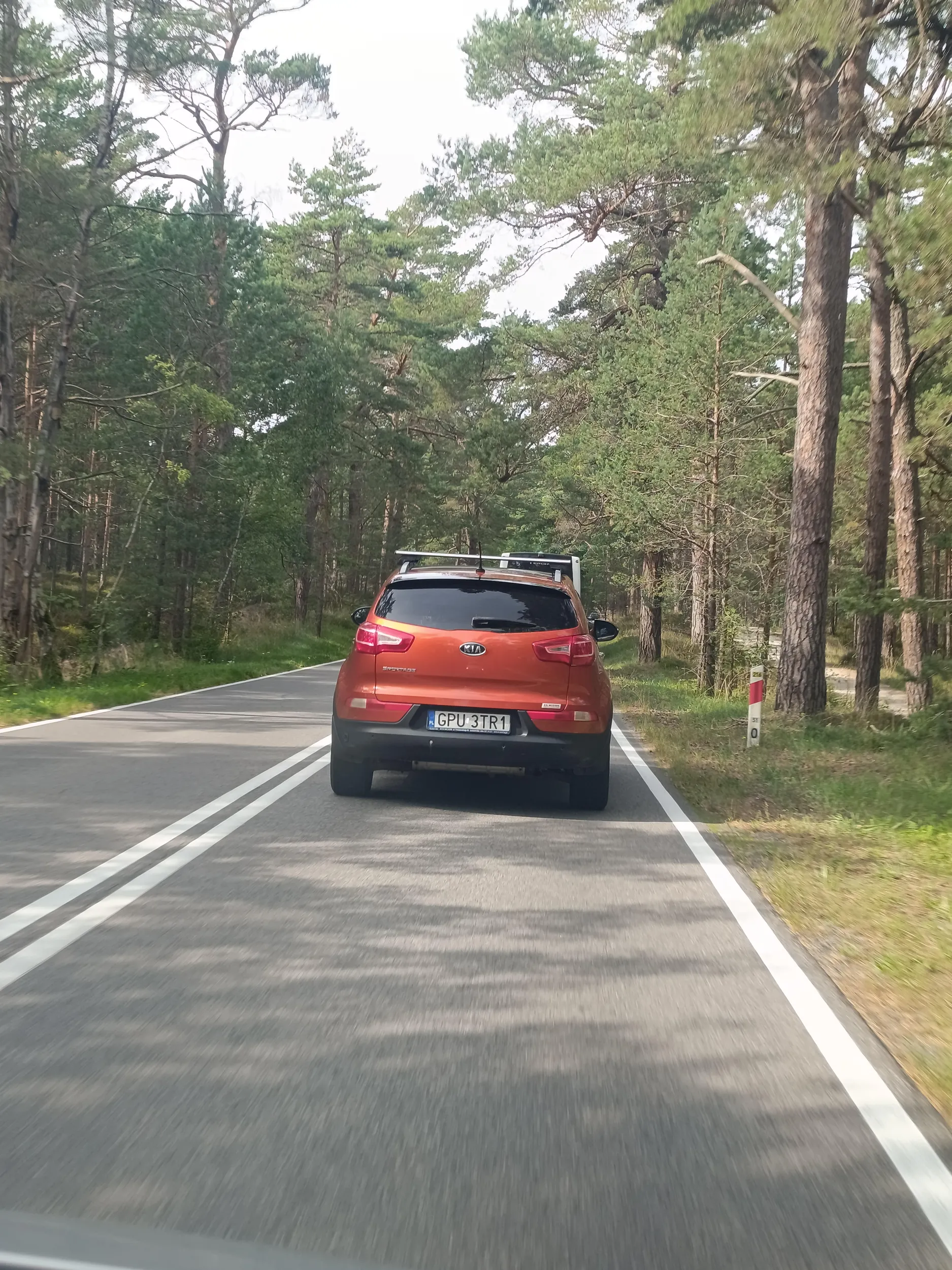 Pirat drogowy, wyprzedza na chama przy podwójnej ciągłej i wciska się przed wymuszając pierwszeństwo!