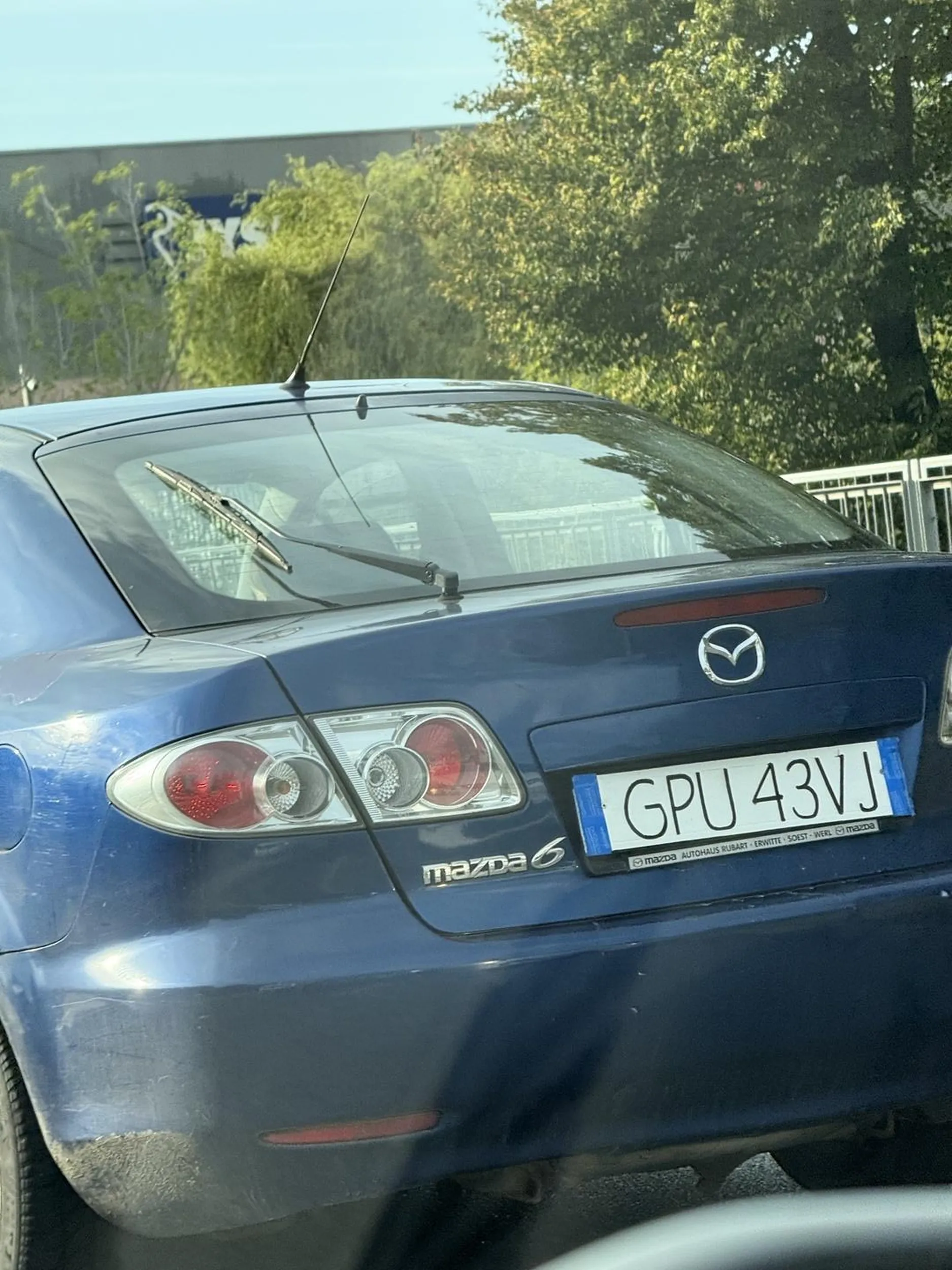 Wyrzuca pety prze okno na jezdnię do tego rejestracja samoróbka