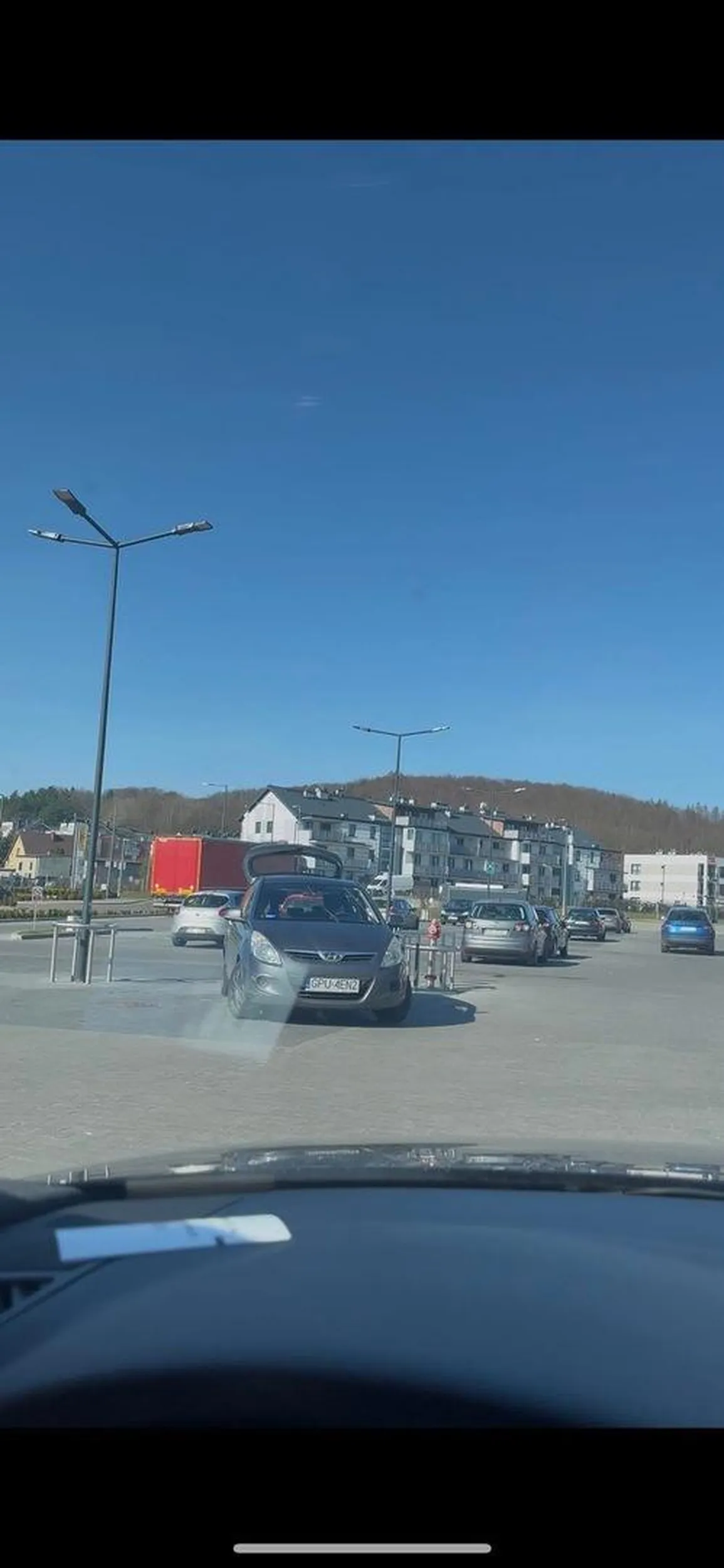 Pani bardzo niemiła, chodzi po parkingu i bije ludzi szpilkiem. Polecam uważać, może być niepoczytalna