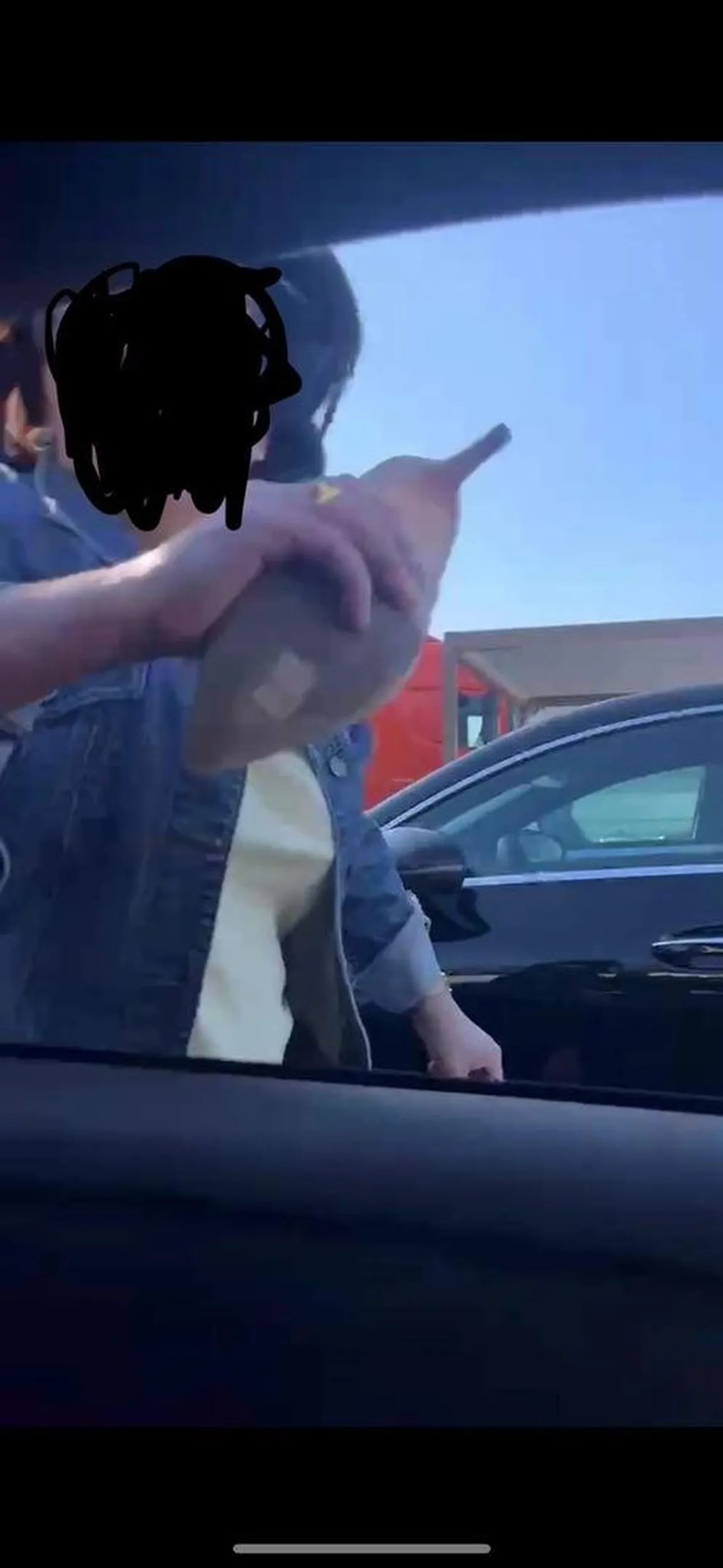 Pani bardzo niemiła, chodzi po parkingu i bije ludzi szpilkiem. Polecam uważać, może być niepoczytalna