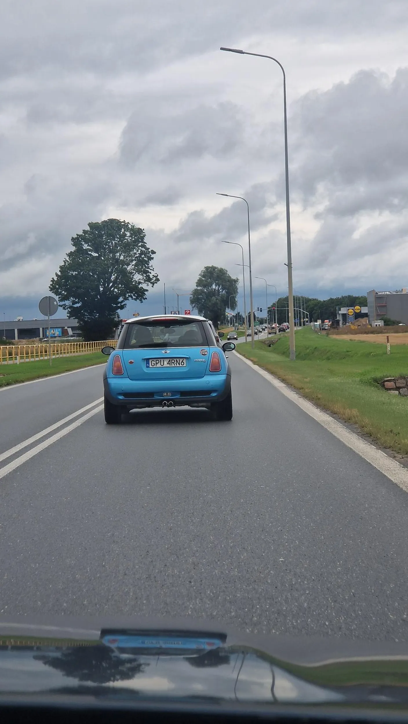 Stary siwy capie! Jak ci refleks nie domaga to przeżuć sie na taczkę.Za kierownicą zachowujesz sie jak dziecko we mgle. Jesteś zagrożeniem dla siebie i innych.