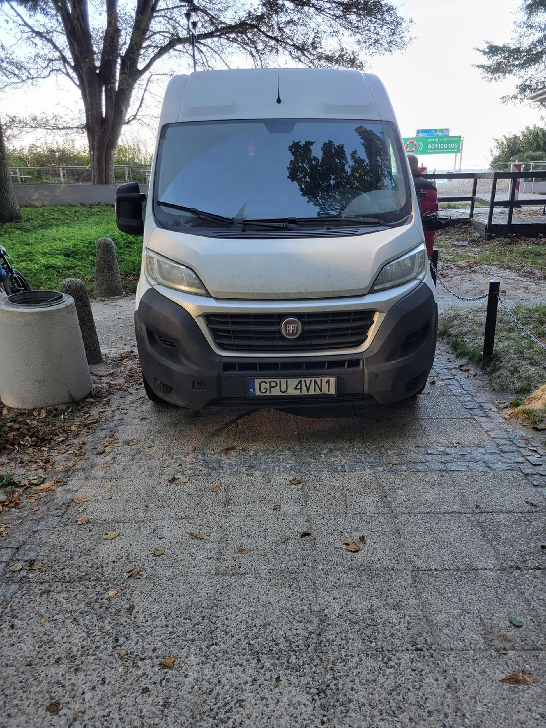 To trzeba mieć talent żeby zablokować ludziom cały chodnik