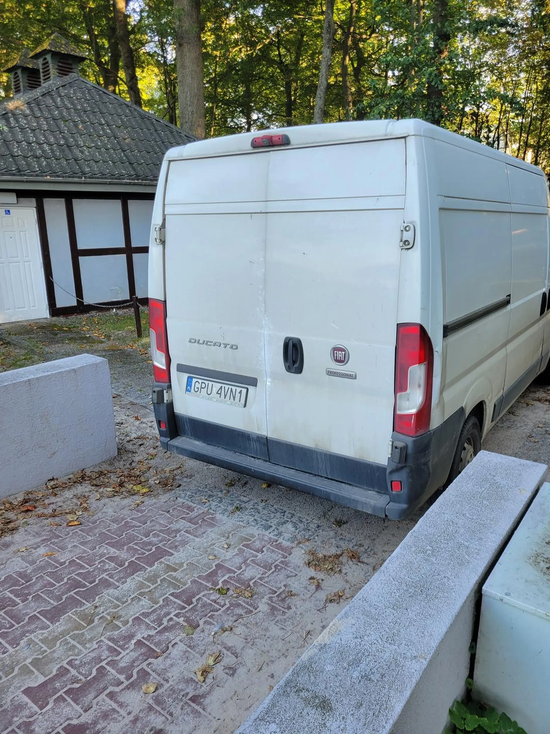 To trzeba mieć talent żeby zablokować ludziom cały chodnik