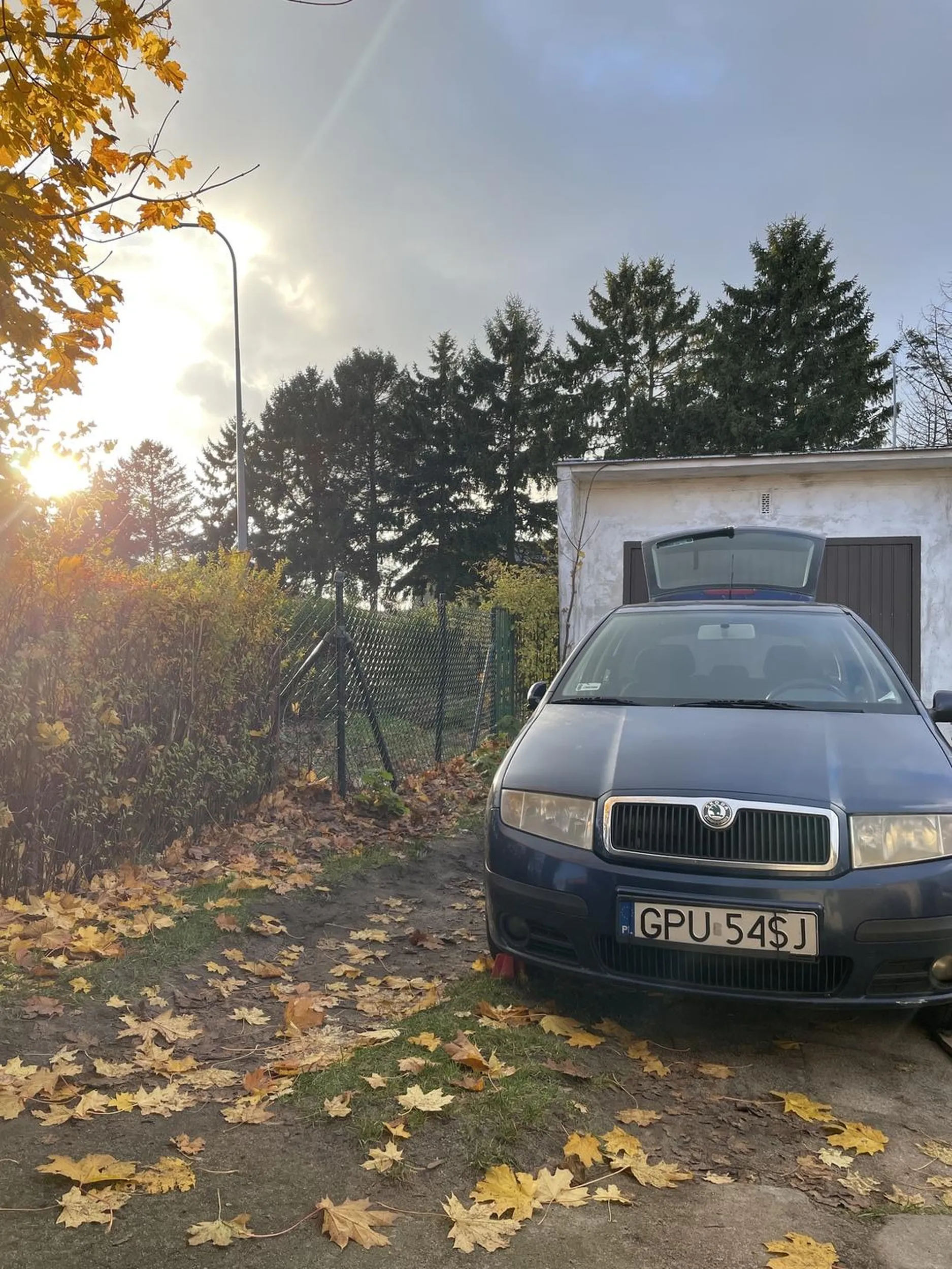 Jeździ na jesiennych oponach