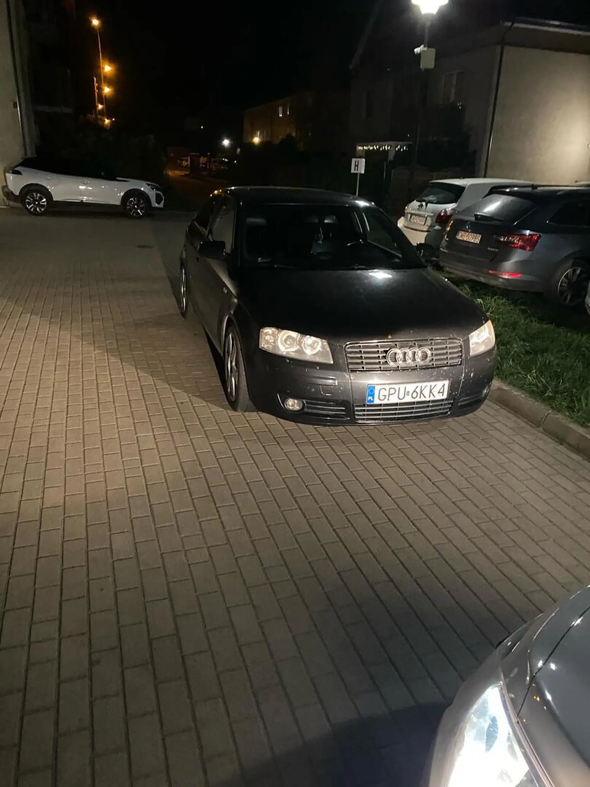 Witam kierowca nie wie gdzie się parkuję pojazd to zaparkował pod bramą garażową blokując wjazd
