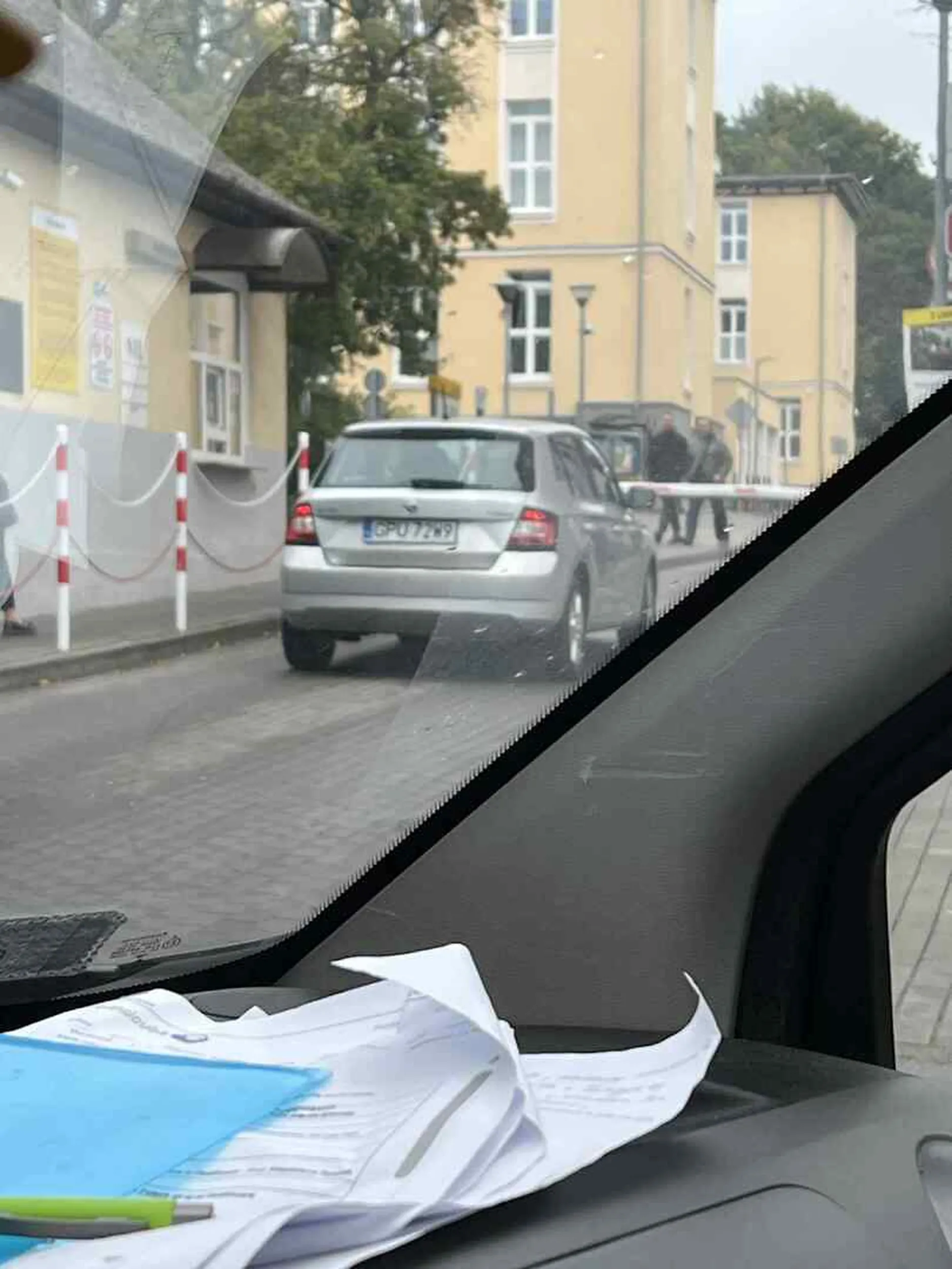 Cofa bez powodu w auto za nią, mimo trąbienia jedzie dalej i obciera je i ucieka z miejsca zdarzenia.