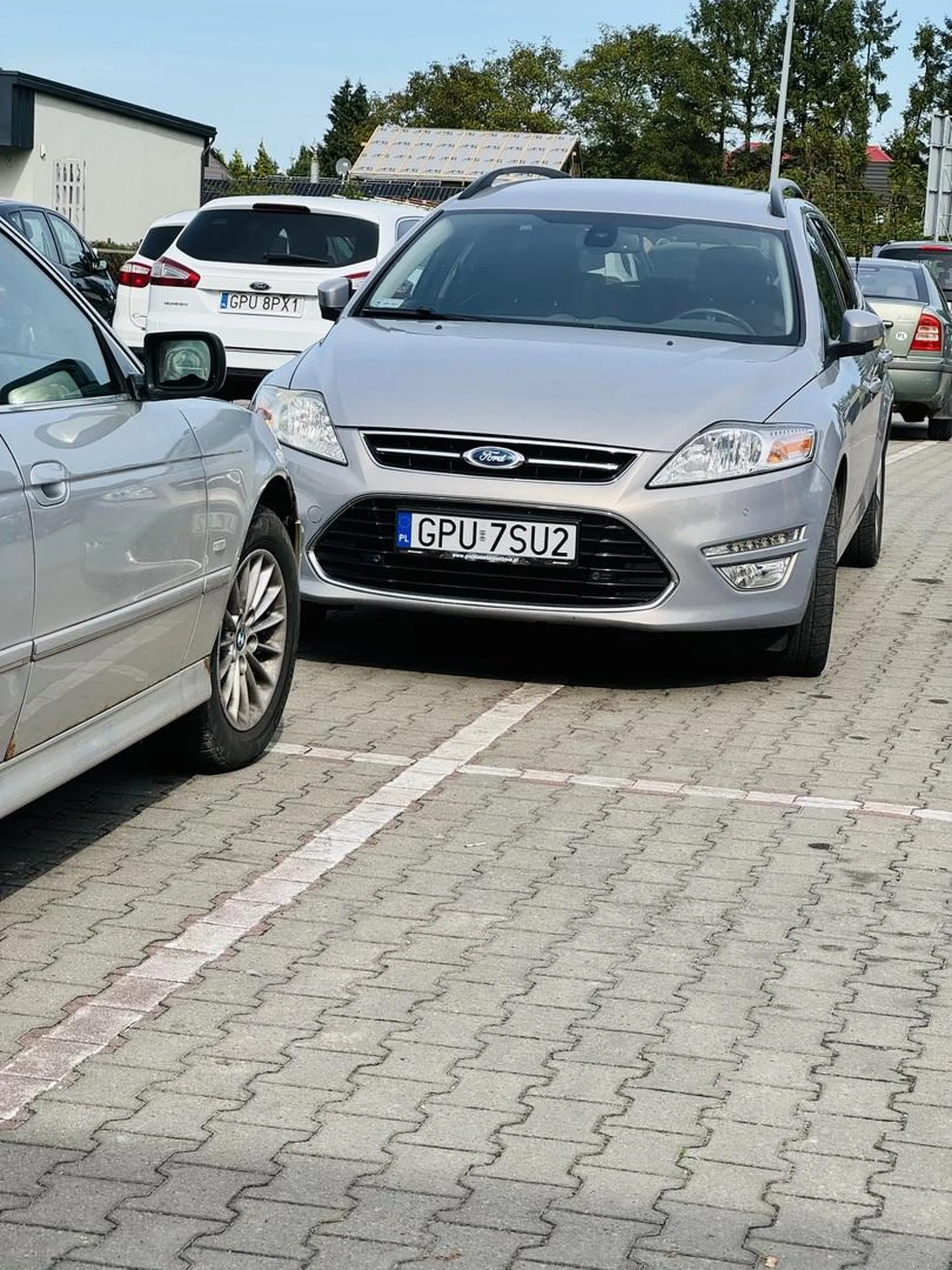 Babcia parkuje na dwóch miejscach!