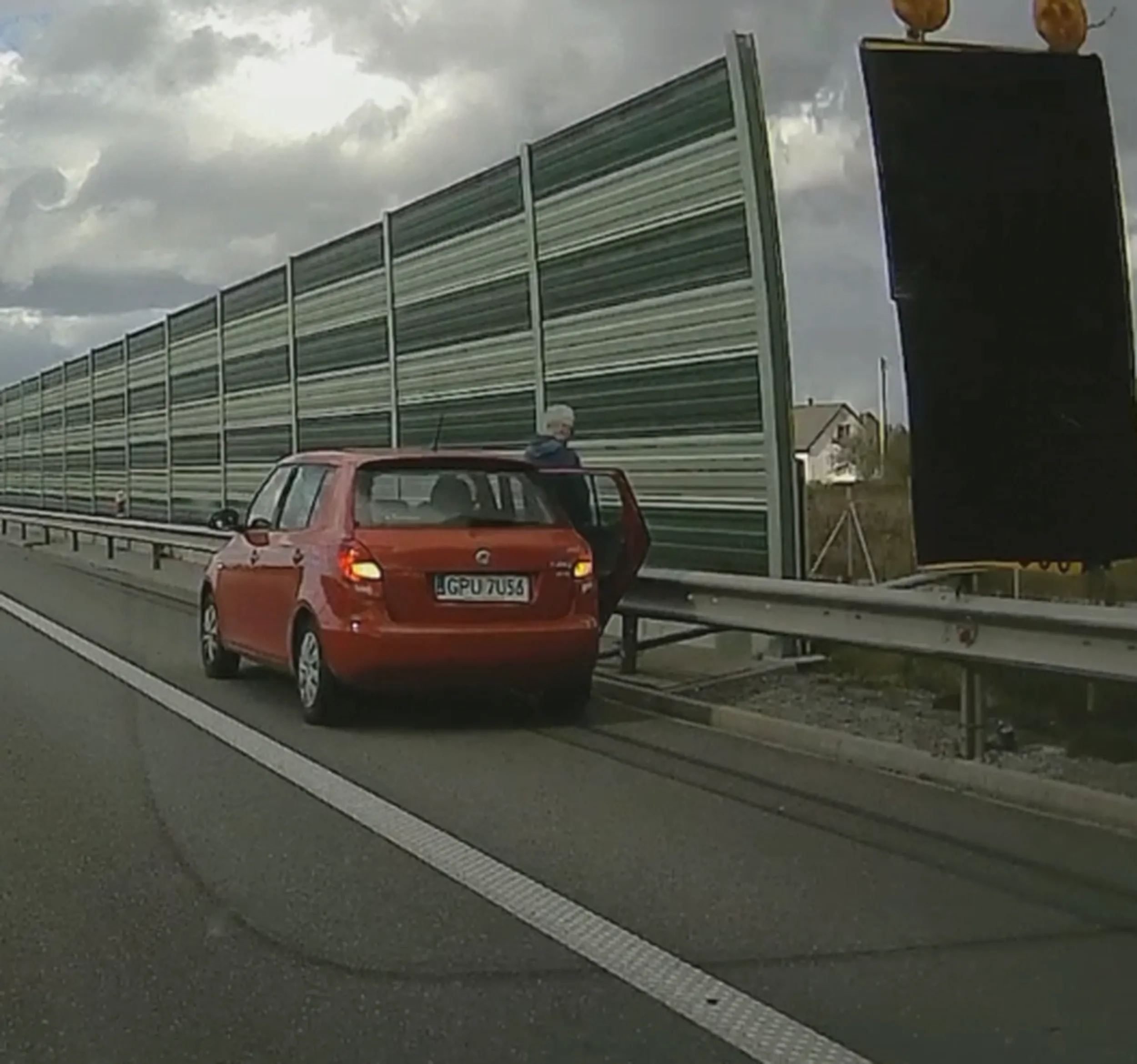 Typ zatrzymał się na pasie awaryjnym na S7, żeby się wysikać xd zaraz za mostem w Kiezmarku, kierunek na Gdańsk. Za chwilę jest MOP Koszwały na który zjechałem a po chwili, ten typ też na niego zjechał. Ciekawe po co, chyba, żeby umyć ręce XD żal, ma za chwilę kibel ale staje na ekspresówce na sikanie