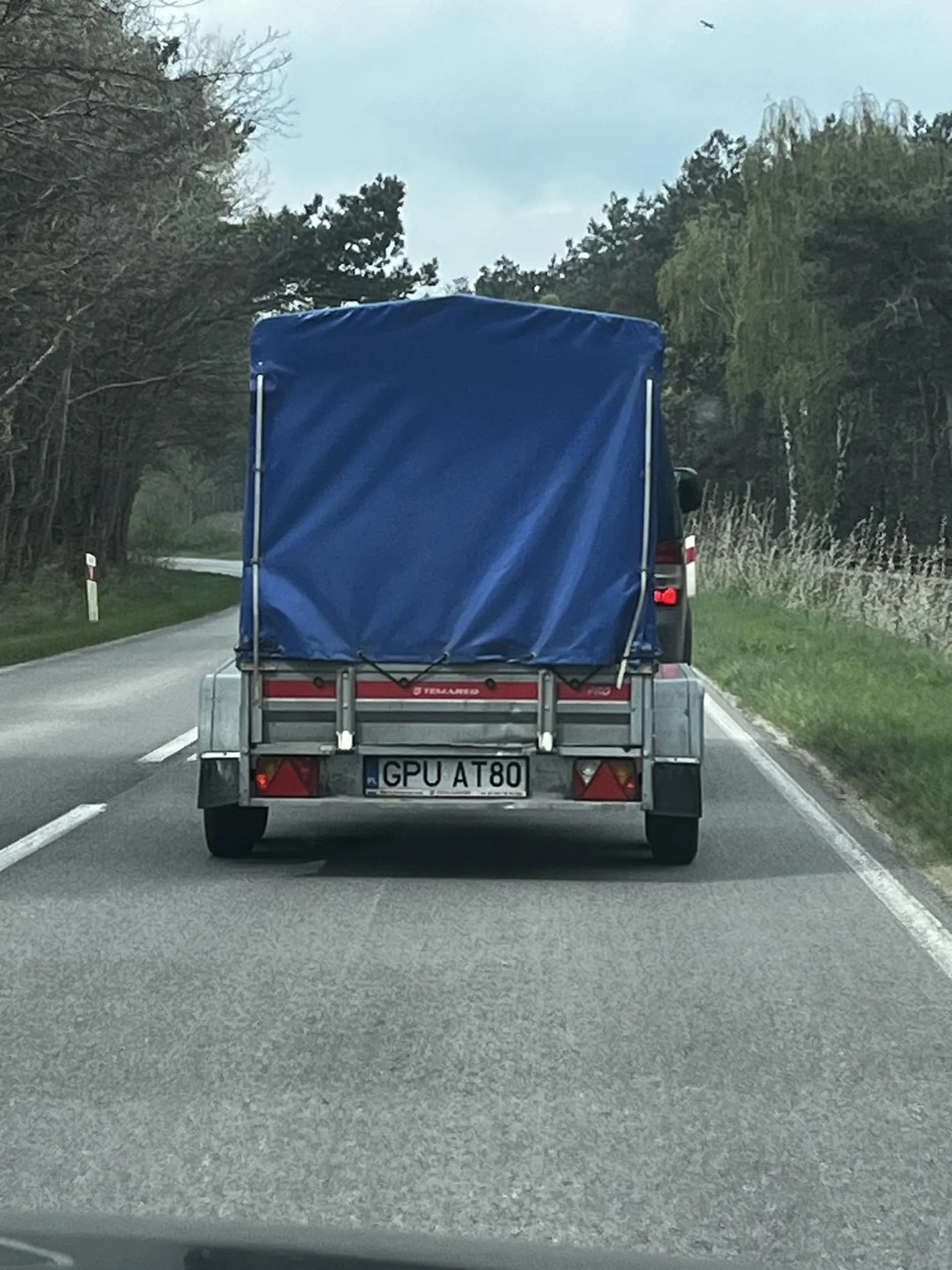 Tacy ludzie powinni mieć zakaz wsiadania do samochodu. Facet zepchnął nas z drogi, nie patrzył w lusterko w momencie wyprzedzania! Jeśli nie wie do czego służą lusterka to niech nie wsiada do samochodu! Cudem uszliśmy z tego cało. Jeździł zygzakiem łapiąc pobocze, podejrzewam, że mógł być nietrzeźwy.