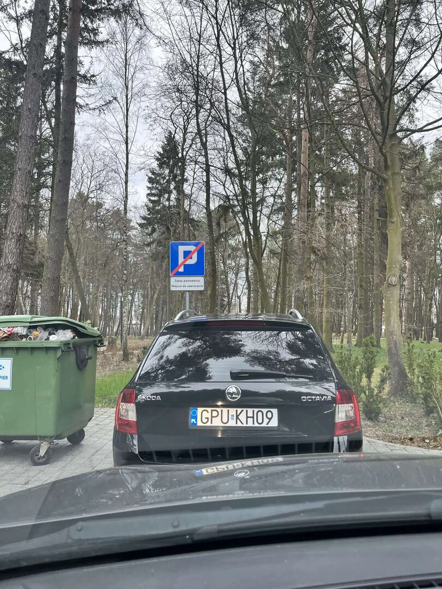 Majster parkingu, blokuje miejsce do zawracania przy cmentarzu