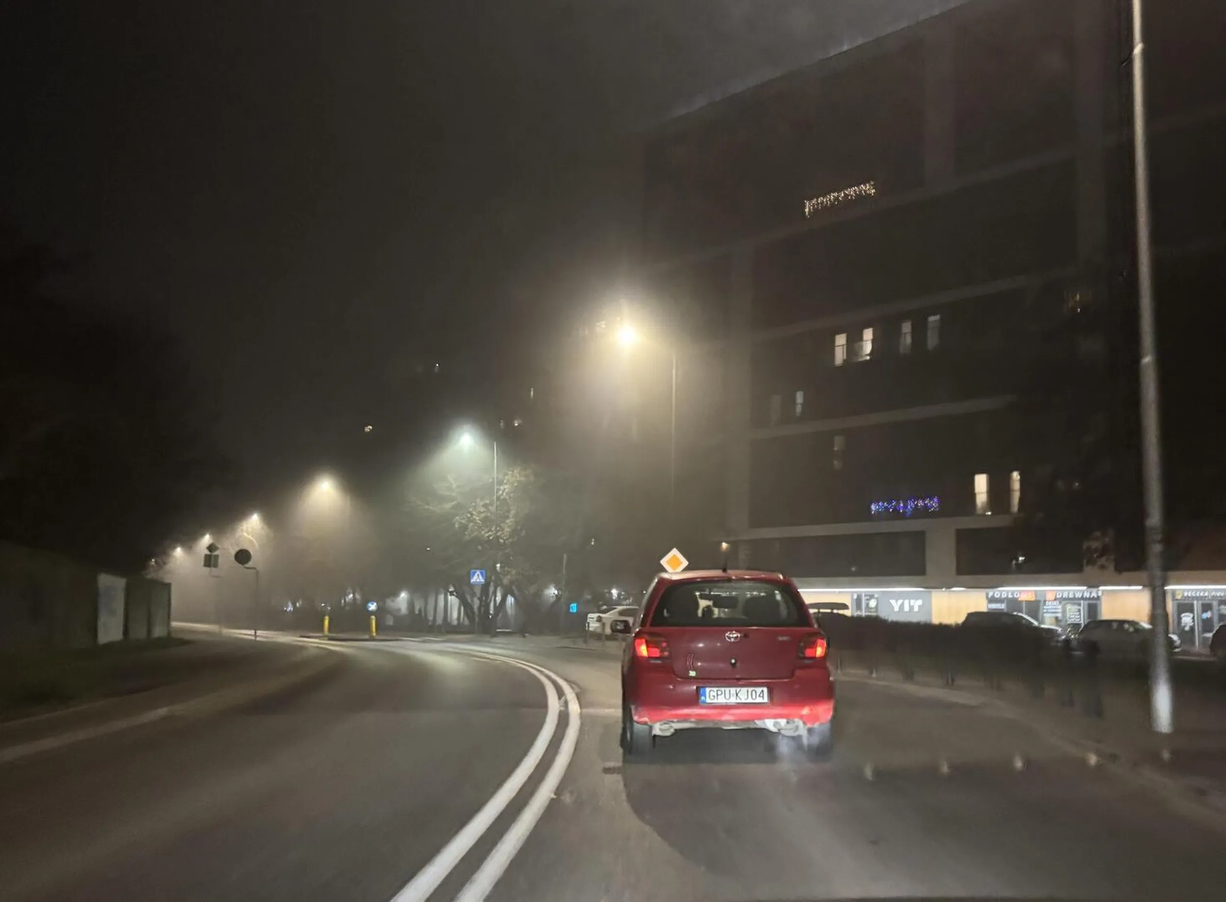 Skręca na skrzyżowaniach i zjeżdża z rond bez kierunkowskazów, zatrzymuje się nagle na środku drogi z niewiadomych przyczyn i blokuje ruch. Być może pod wpływem substancji psychoaktywnych? A może to po prostu brak mózgu. Takie coś powinno się na zawsze eliminować z dróg.