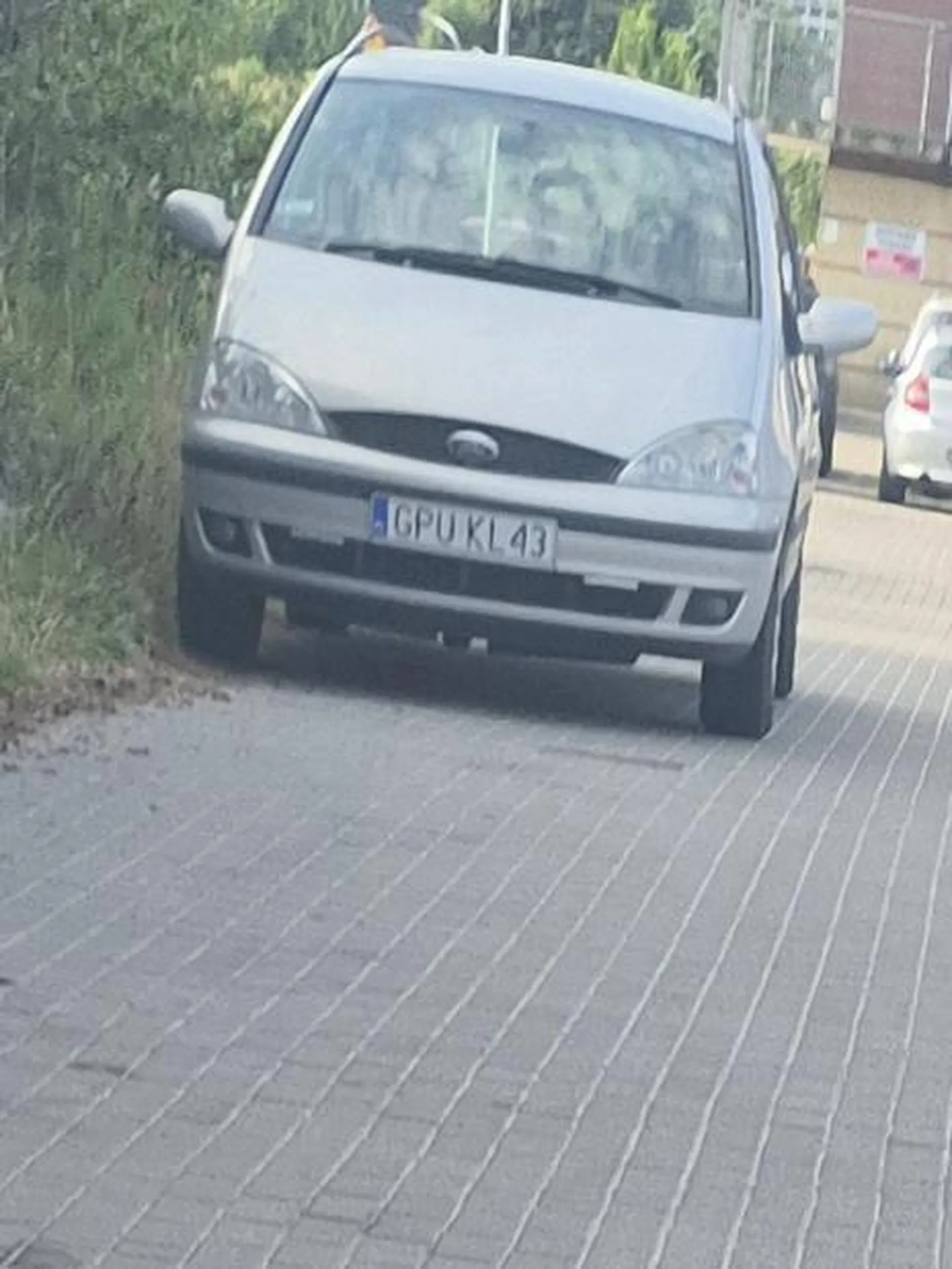 Pozdrawiamy kierowcę  stojącego strefie ruchu