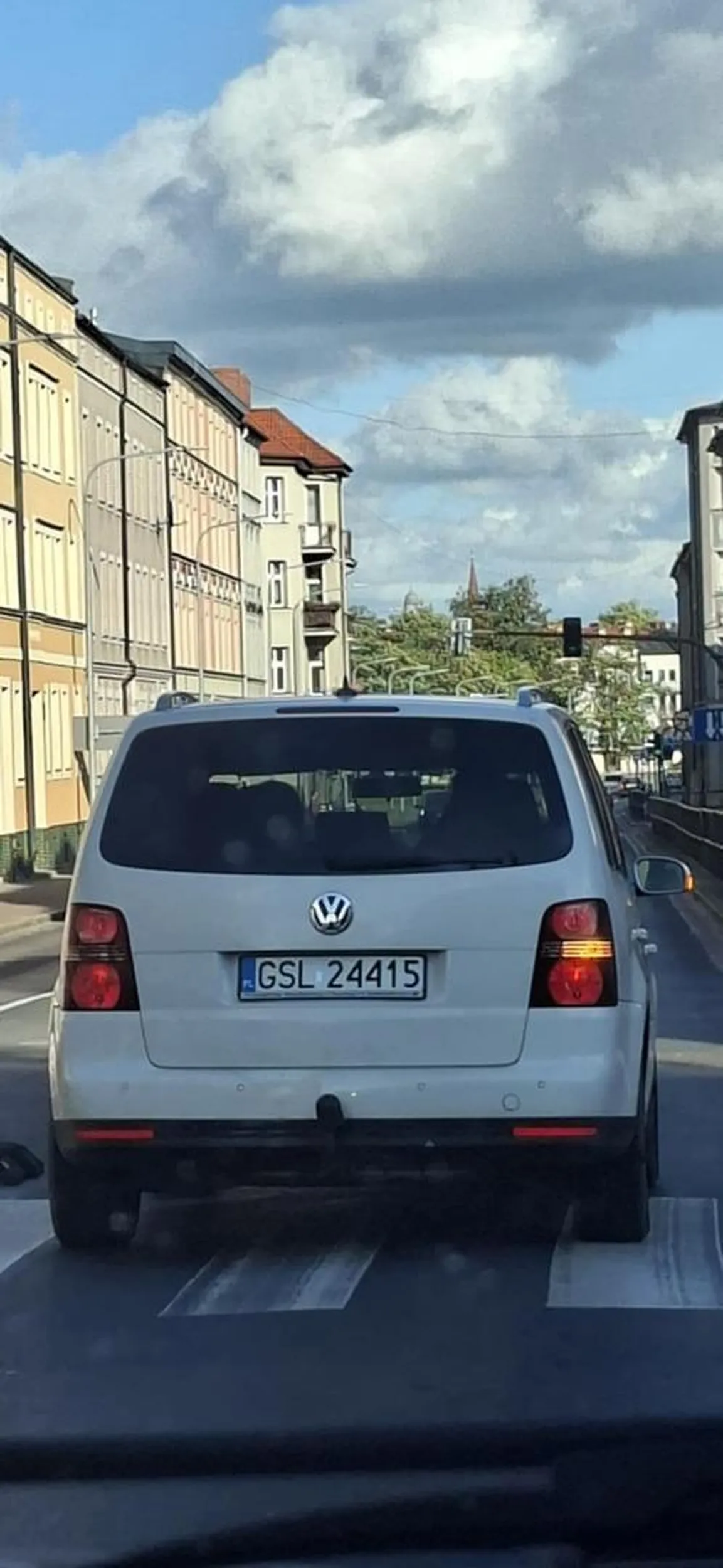Nasz Niedzielny Kierowca! Wymuszenie na rondzie, przyśpieszanie i gwałtowne hamowanie, jazda w terenie zabudowanym do 120km/h Mam nadzieję że ktoś zrobi z tobą porządek! Po zwróceniu uwagi dziadkowi z wąsem pokazał środkowy palec po czym zaczął uciekać.