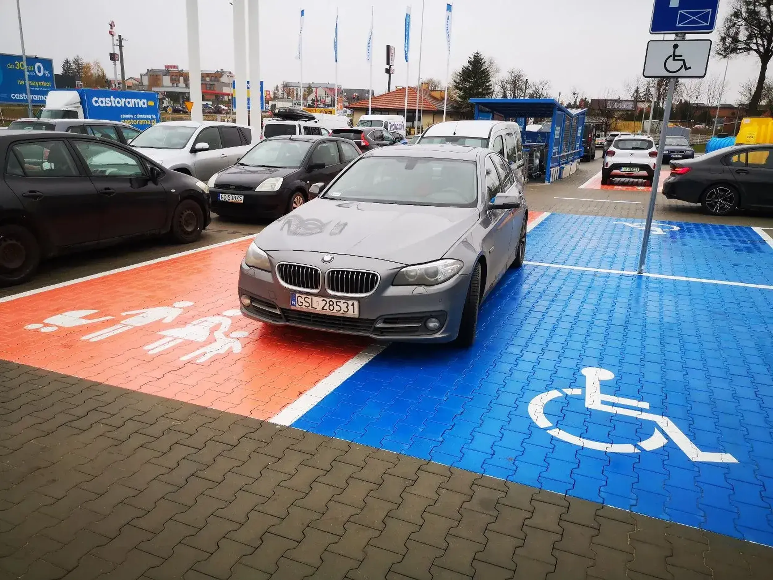 Artysta od 4 miejsc parkingowych. Jednocześnie umysłowy inwalida i posiadacz ogromnej rodziny