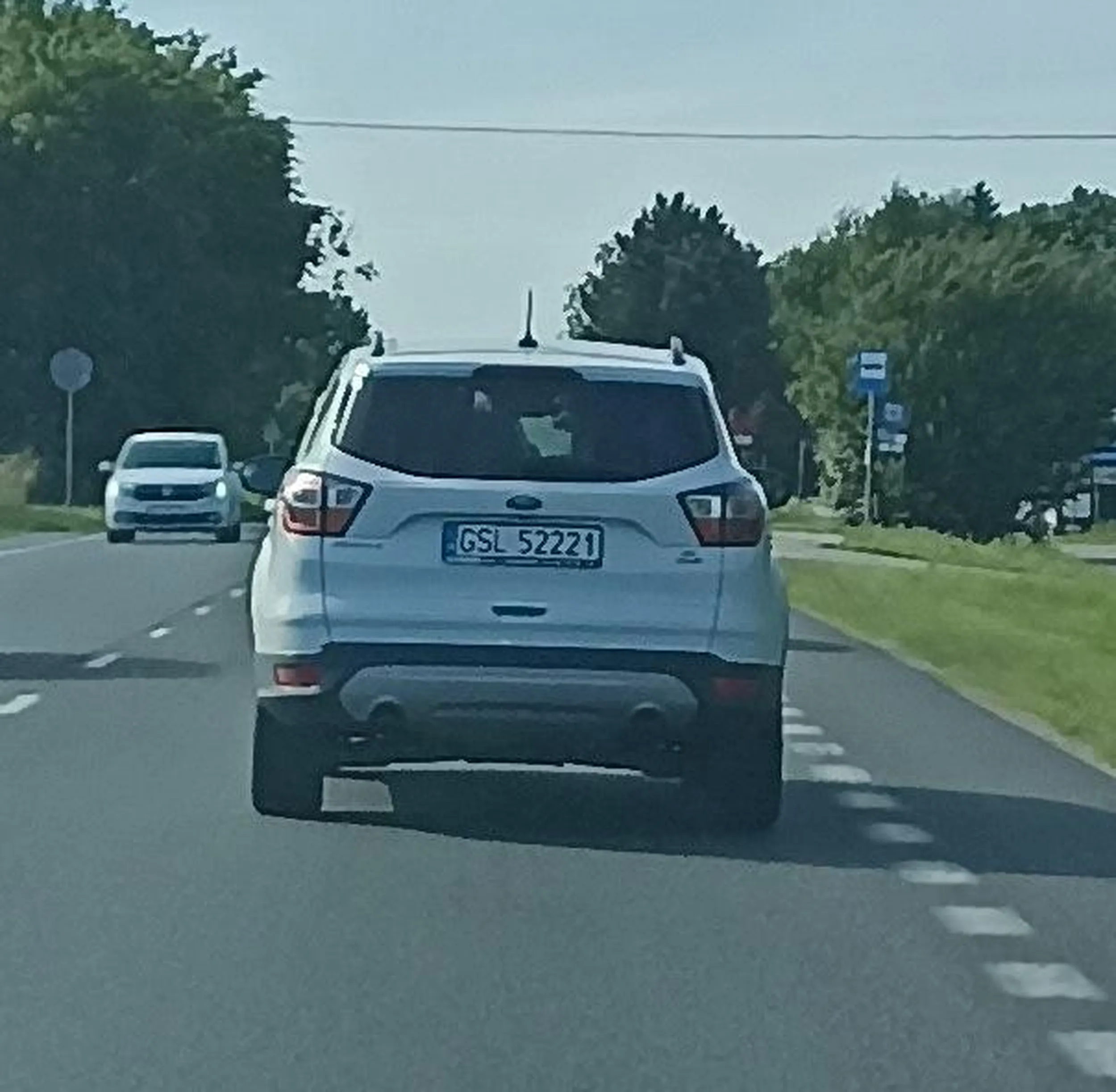 Bandycka jazda kierowcy tego auta naraża innych uczestników ruchu drogowego na śmierć lub kalectwo.