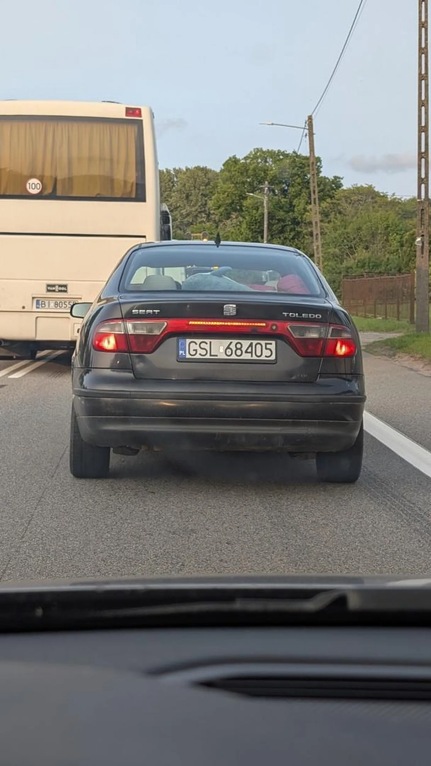 Bardzo nierozważna kierowczyni. Przez kilkanaście minut siedzi na zderzaku. Nie reaguje na światła awaryjne ani na przeciwmgłowe. Nawet zjazd na pas awaryjny nie pomagał, bo Pani nie decydowała się wyprzedzić. W końcu decyzja nastąpiła, a Pani wyprzedziła mnie z telefonem przy uchu. Następnie wyprzedzała autobus, niemal wywołując kolizję czołową. Jedynie czujność kierowców z naprzeciwka uchroniła. Dużo nierozwagi i szczęścia...