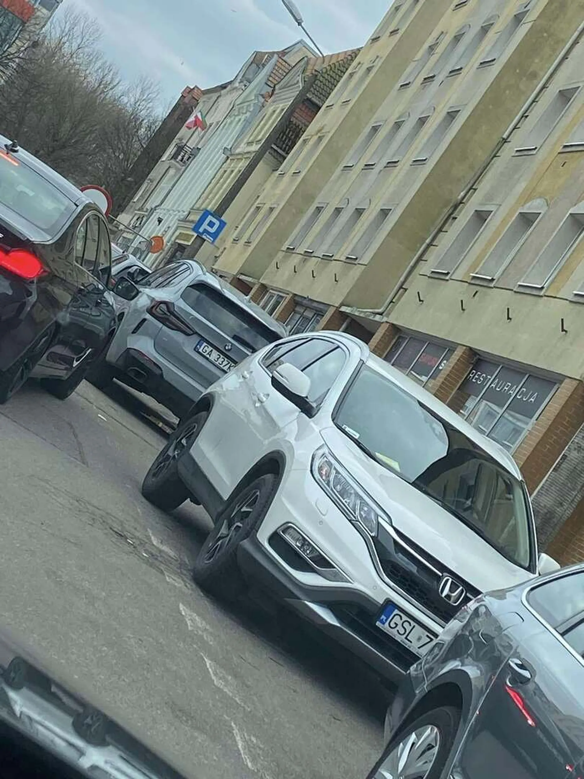 „Do właściciela Hondy GSL75168.  Byłem świadkiem, gdy BMW tak długo kręciło autem, aby zaparkować, że w końcu obszorowalo Ci drzwi.  Po wszystkim Pani próbowała uciec. Udało mi się ją zatrzymać i przy mnie pisała kartkę z numerem telefonu. Nie wiem czy później jak nie odjechałem to nie zabrała tej kartki i mimo wszystko nie uciekła. Zostawilem też z tyłu kartkę z moim numerem telefonu. Mam nagrane całą sytuację kamerą samochodową. Dodatkowo potem ta Pani z BMW próbowała ślina zamazać szkody na Hondzie ?”