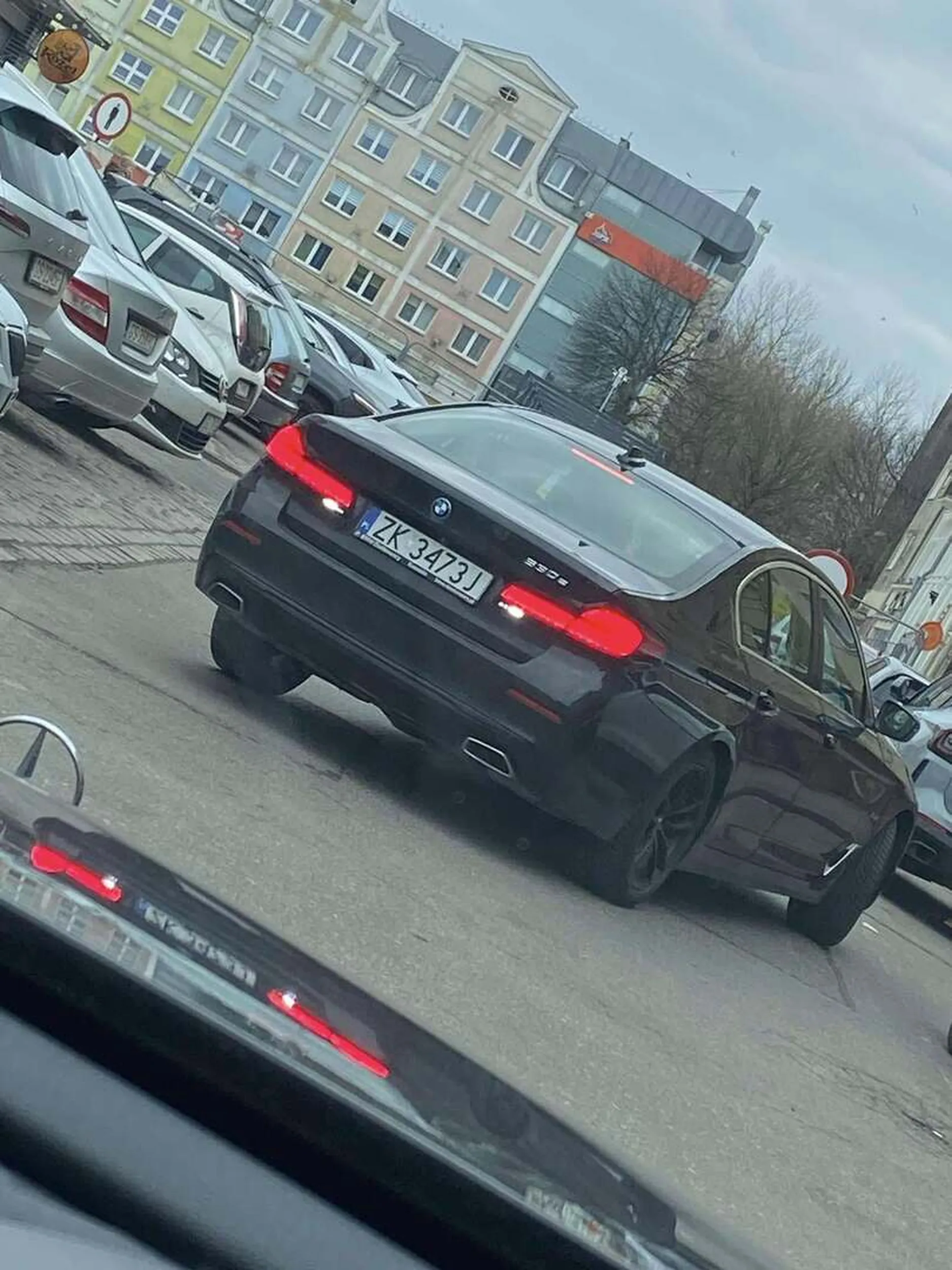 „Do właściciela Hondy GSL75168.  Byłem świadkiem, gdy BMW tak długo kręciło autem, aby zaparkować, że w końcu obszorowalo Ci drzwi.  Po wszystkim Pani próbowała uciec. Udało mi się ją zatrzymać i przy mnie pisała kartkę z numerem telefonu. Nie wiem czy później jak nie odjechałem to nie zabrała tej kartki i mimo wszystko nie uciekła. Zostawilem też z tyłu kartkę z moim numerem telefonu. Mam nagrane całą sytuację kamerą samochodową. Dodatkowo potem ta Pani z BMW próbowała ślina zamazać szkody na Hondzie ?”