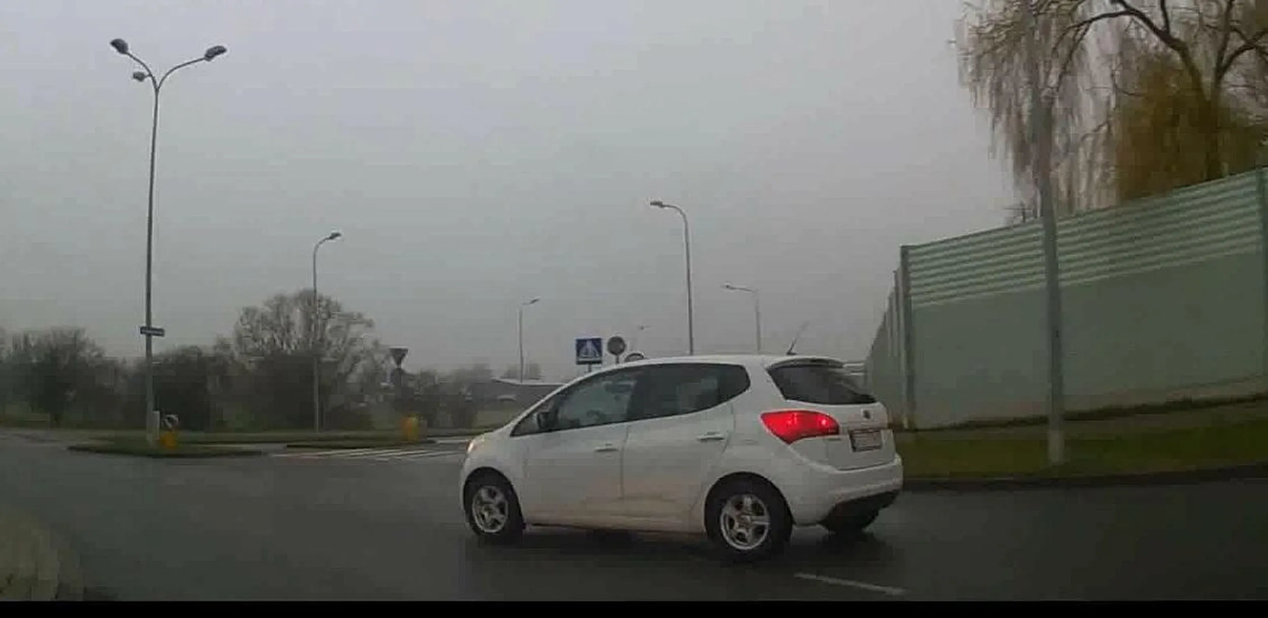 Proszę nie jeździć przez rondo na wprost jak przecinak, bo doprowadzisz do kolizji....